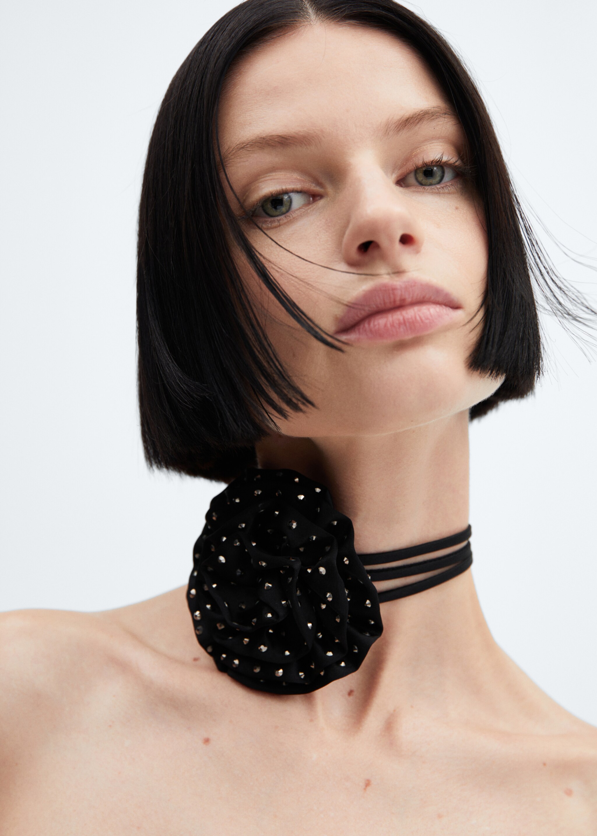 Maxi flower choker - Details of the article 9, Black. Ref: 67010268-00.