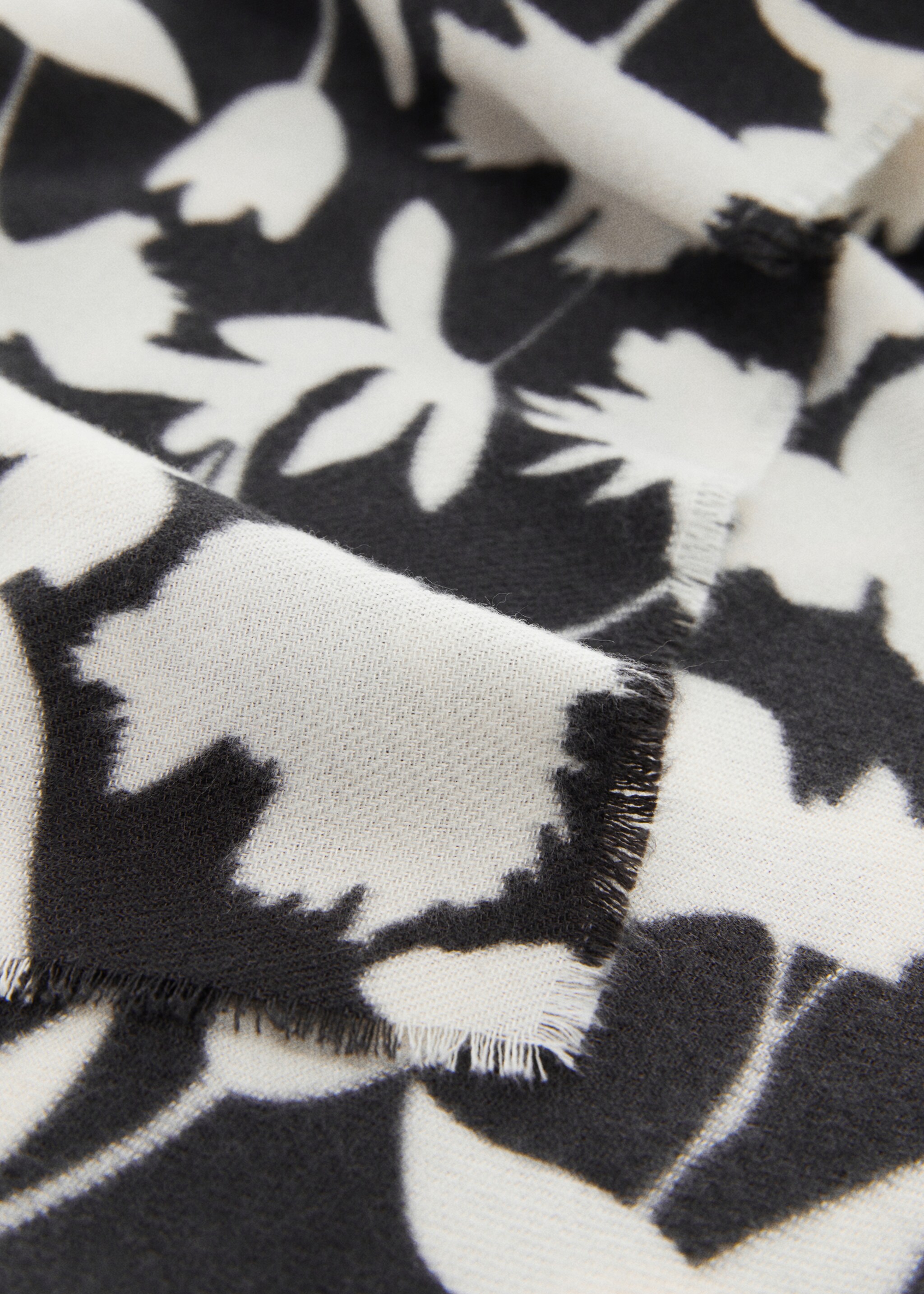 Floral print scarf - Medium plane, Black. Ref: 67010282-00.