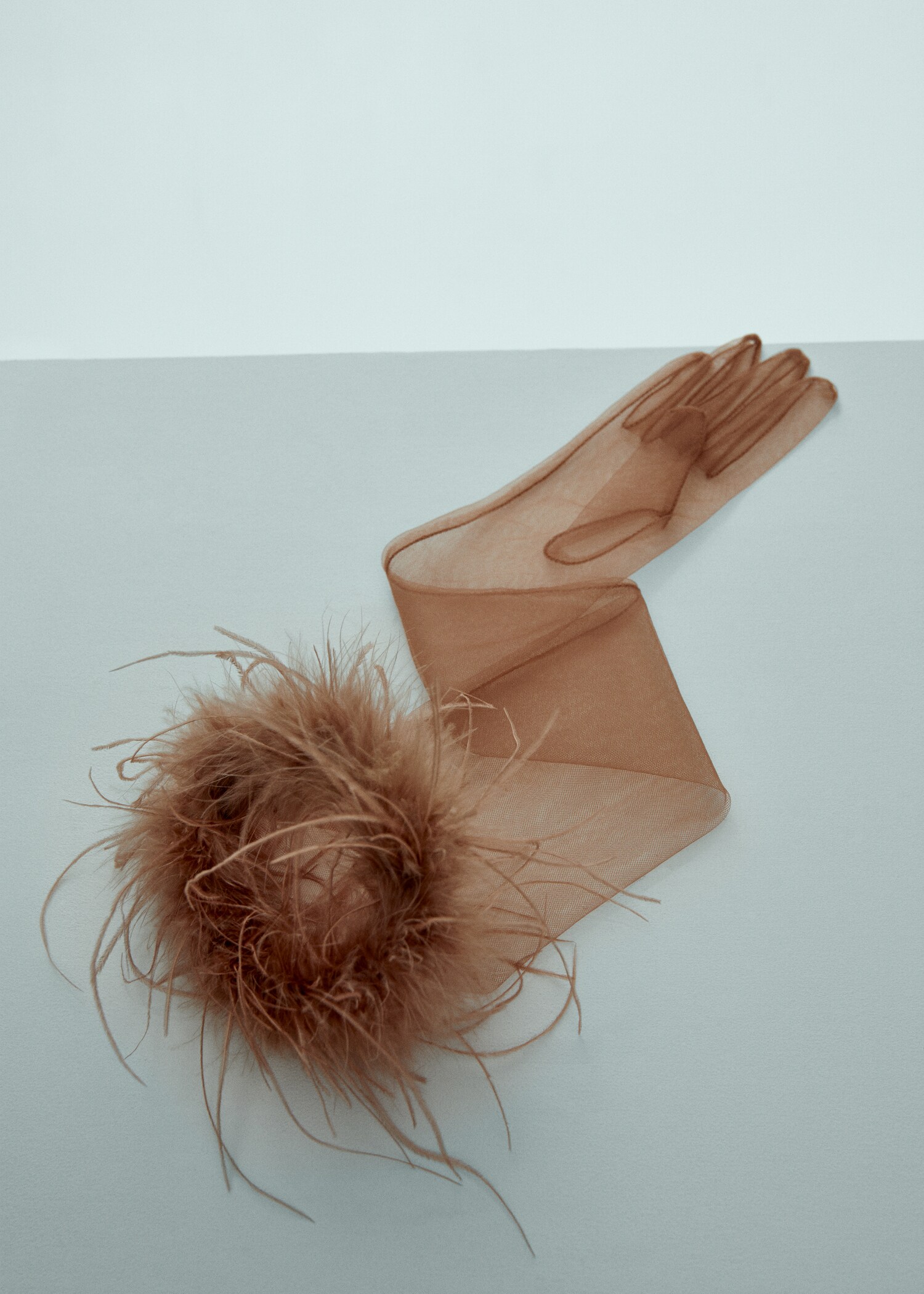 Tulle gloves with feather detail - Details of the article 1