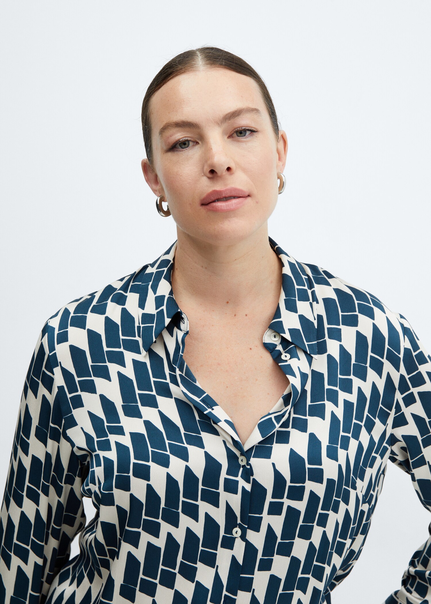 Satin finish flowy shirt - Details of the article 4