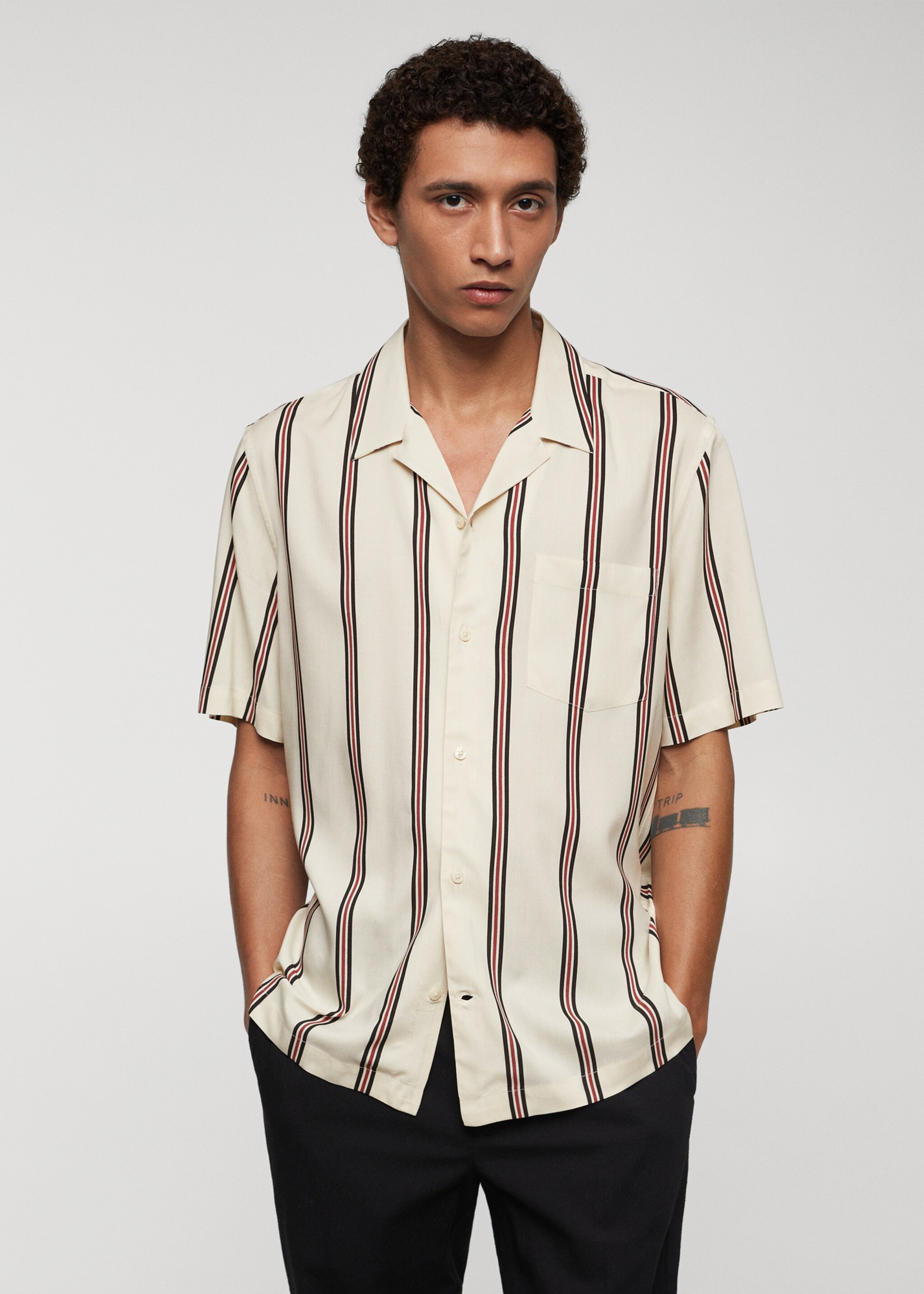 Camisa de bowling fluida às riscas - Plano médio
