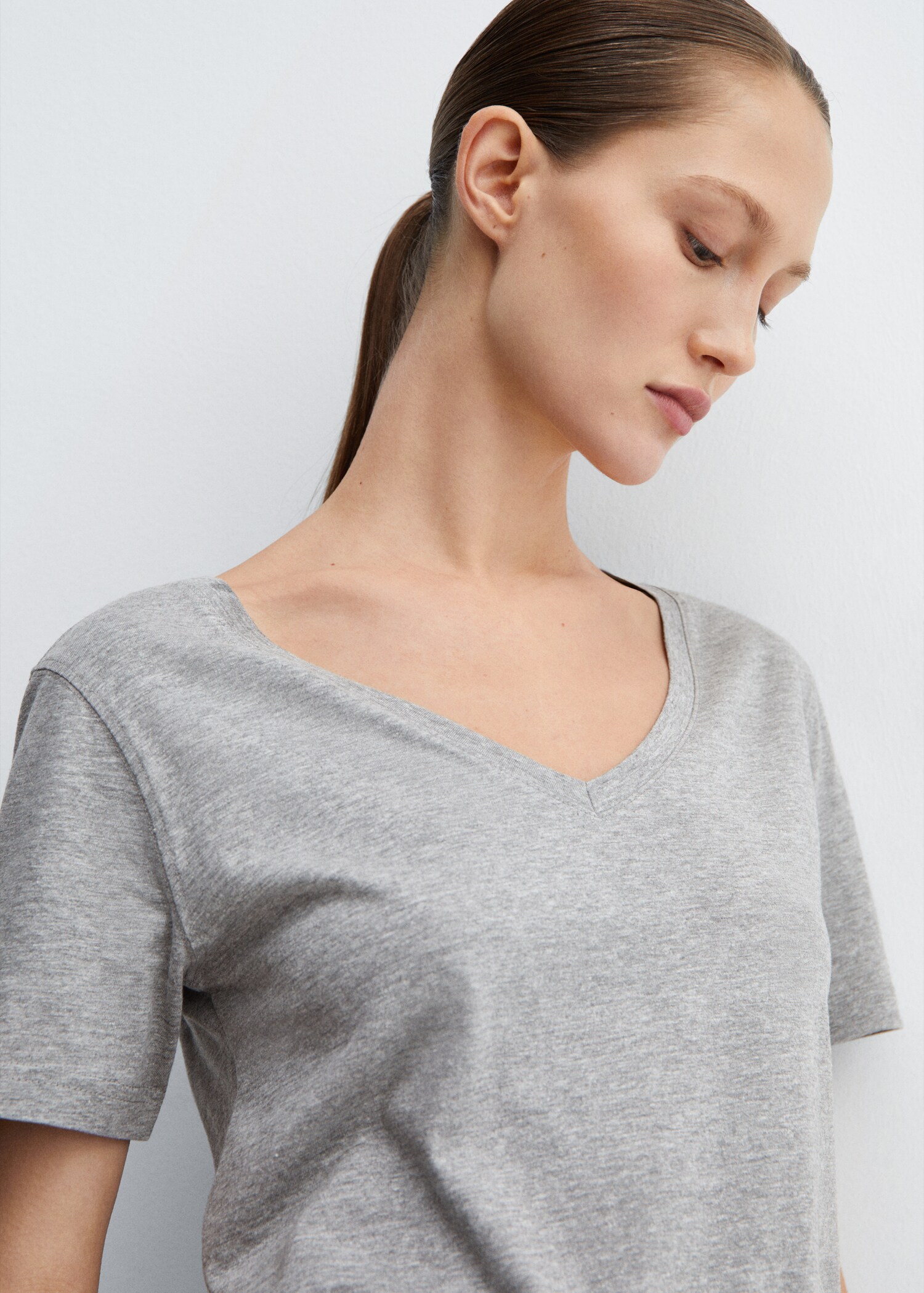 V-neck cotton T-shirt - Details of the article 1