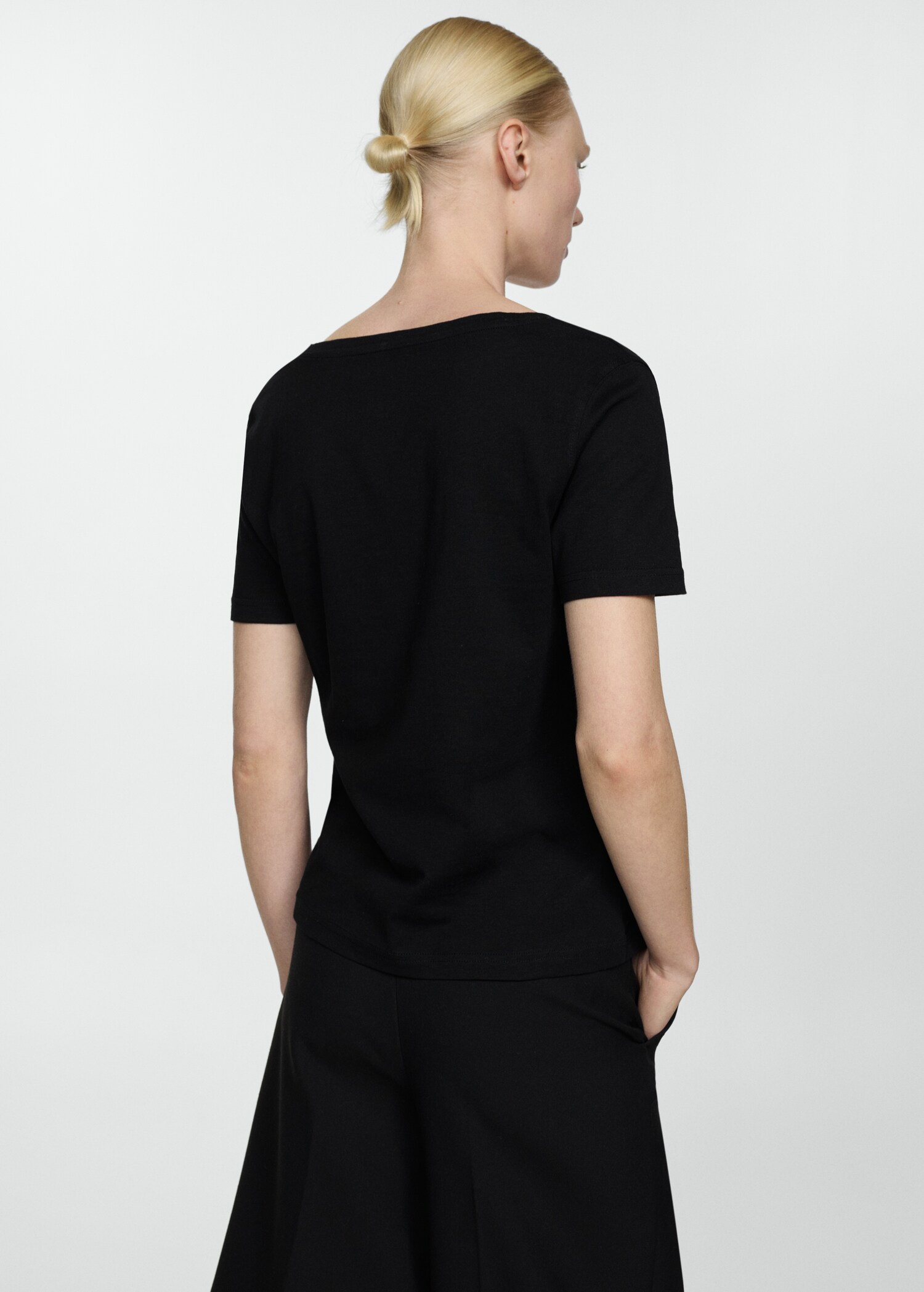 V-neck cotton T-shirt - Reverse of the article