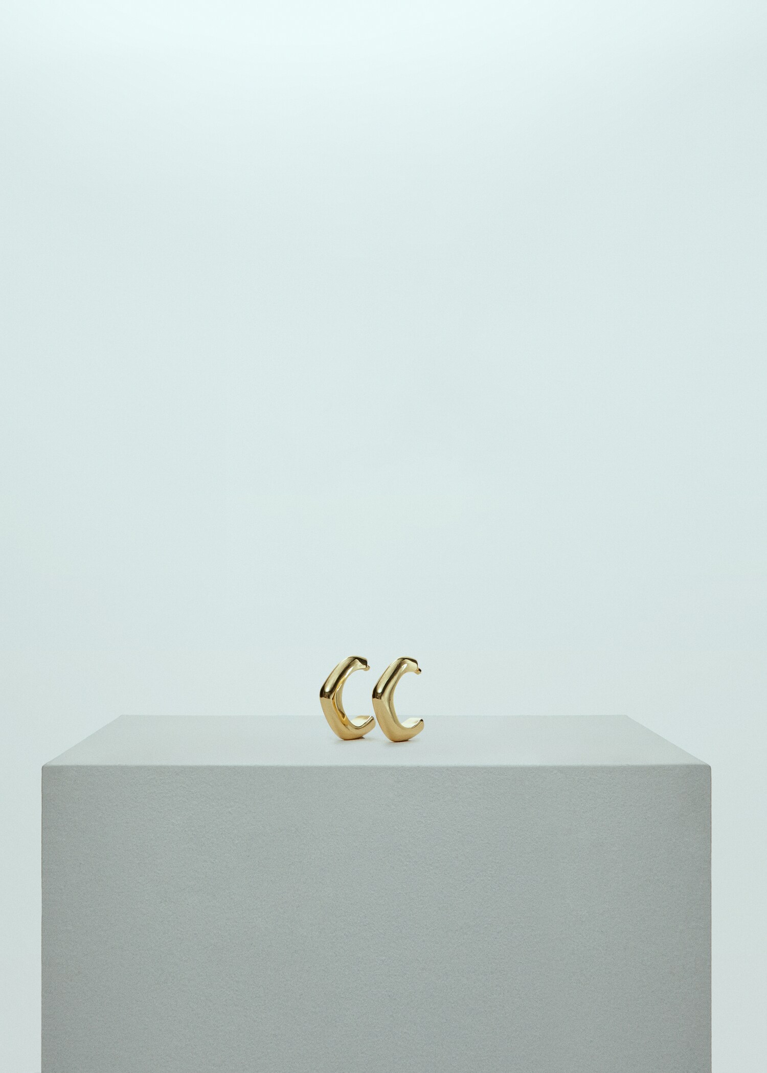 Örhängen oregelbundna maxiringar - Bild av mittparti