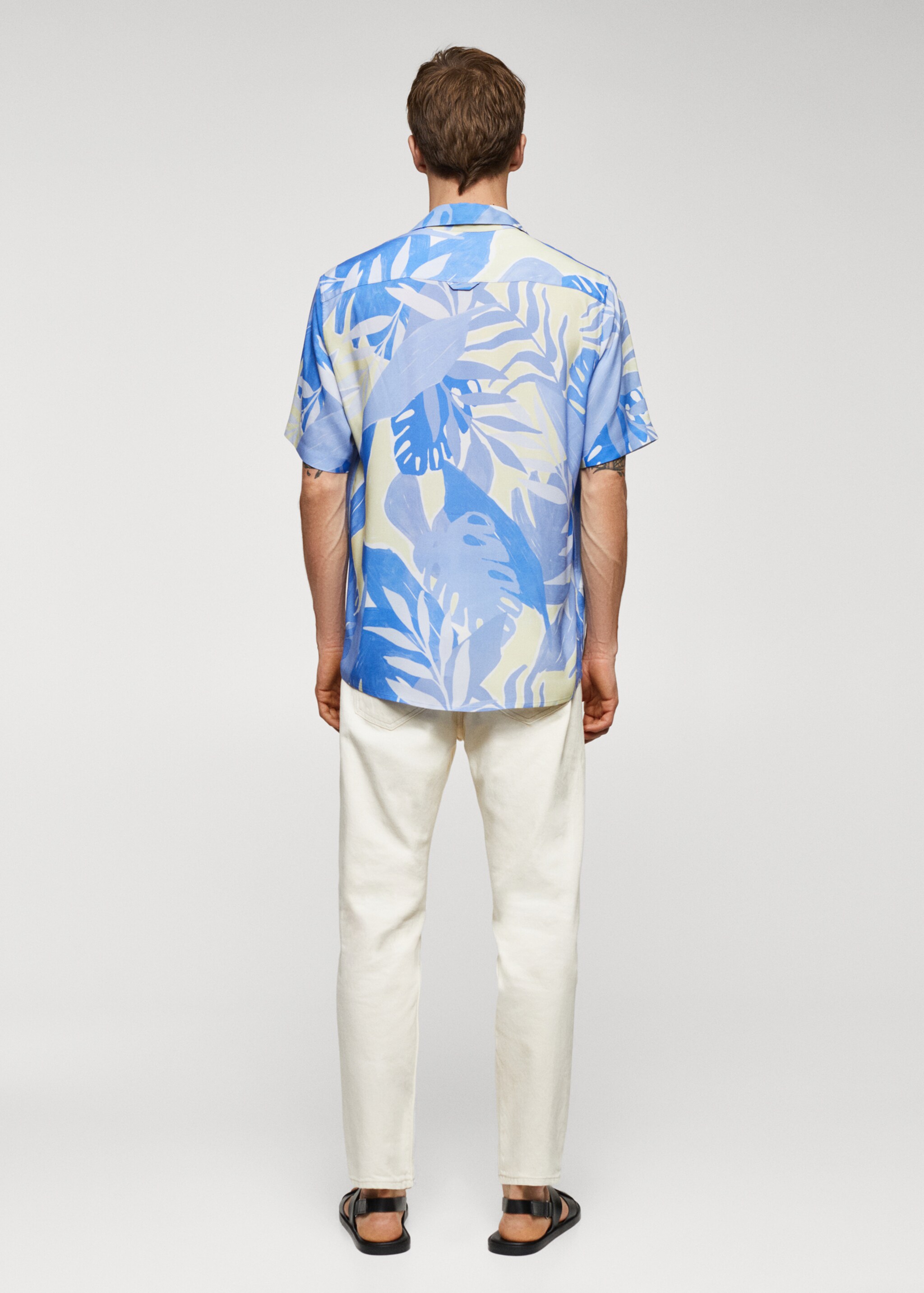 Camisa regular fit fluída estampada - Reverso del artículo