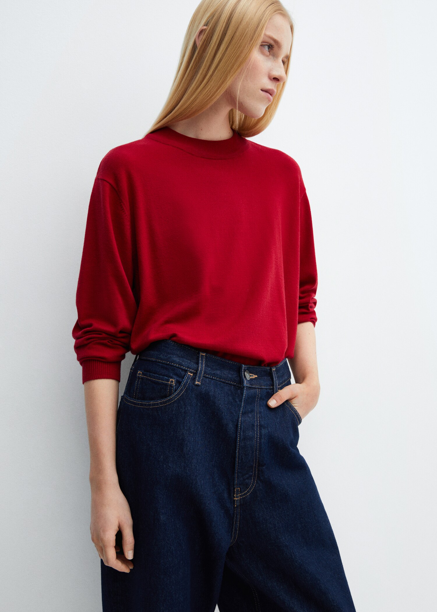 Round-neck knitted sweater - Medium plane