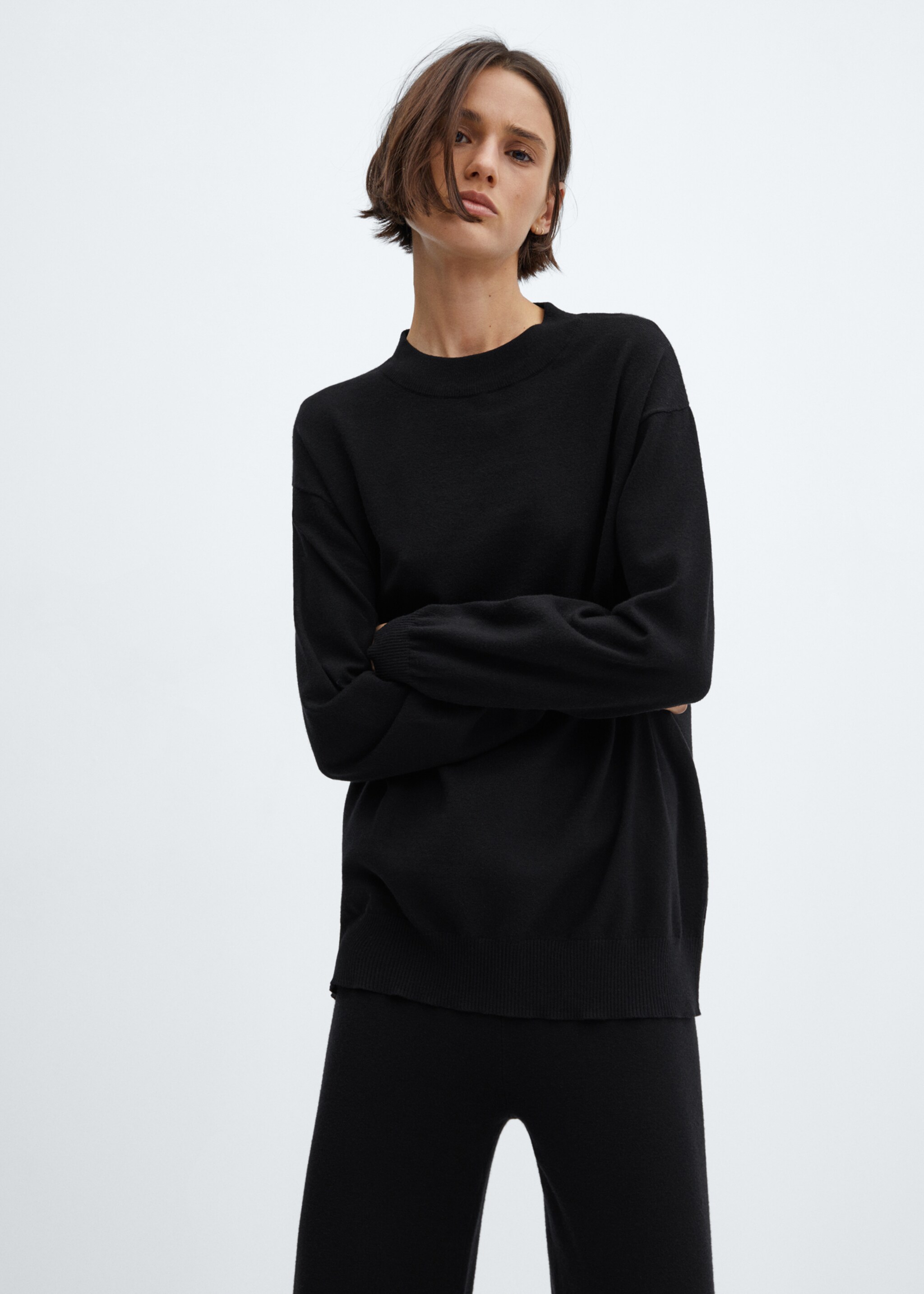 Round-neck knitted sweater - Medium plane