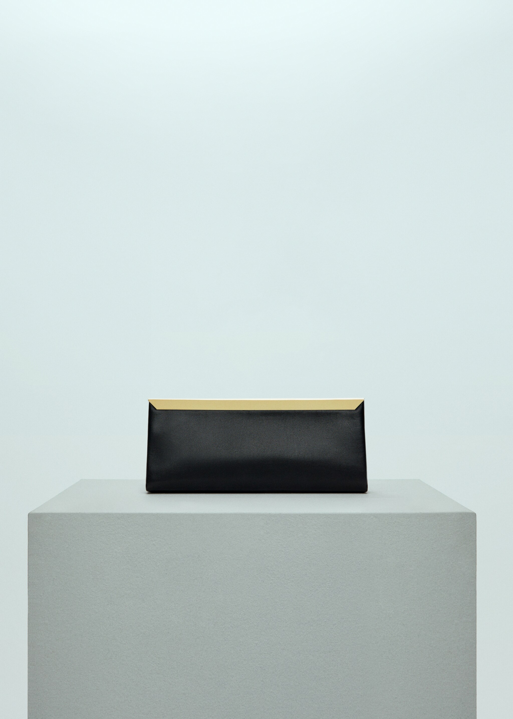 Clutch bőrtáska fémlánccal - Termék modell nélkül