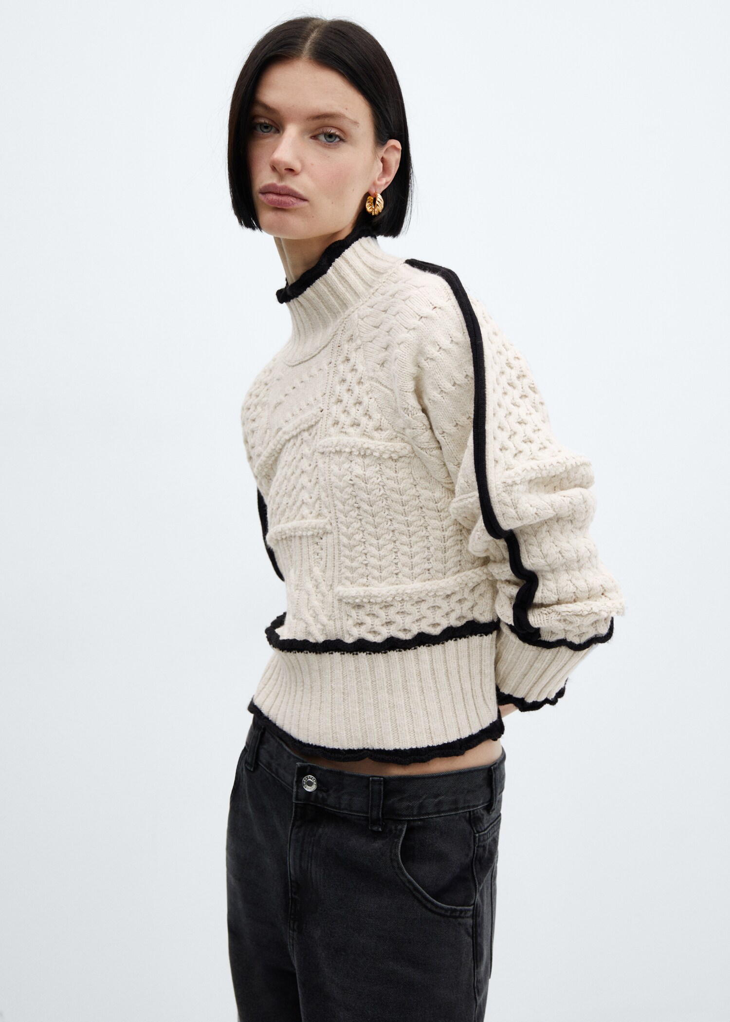 Cable-knit sweater with contrasting trim - Medium plane