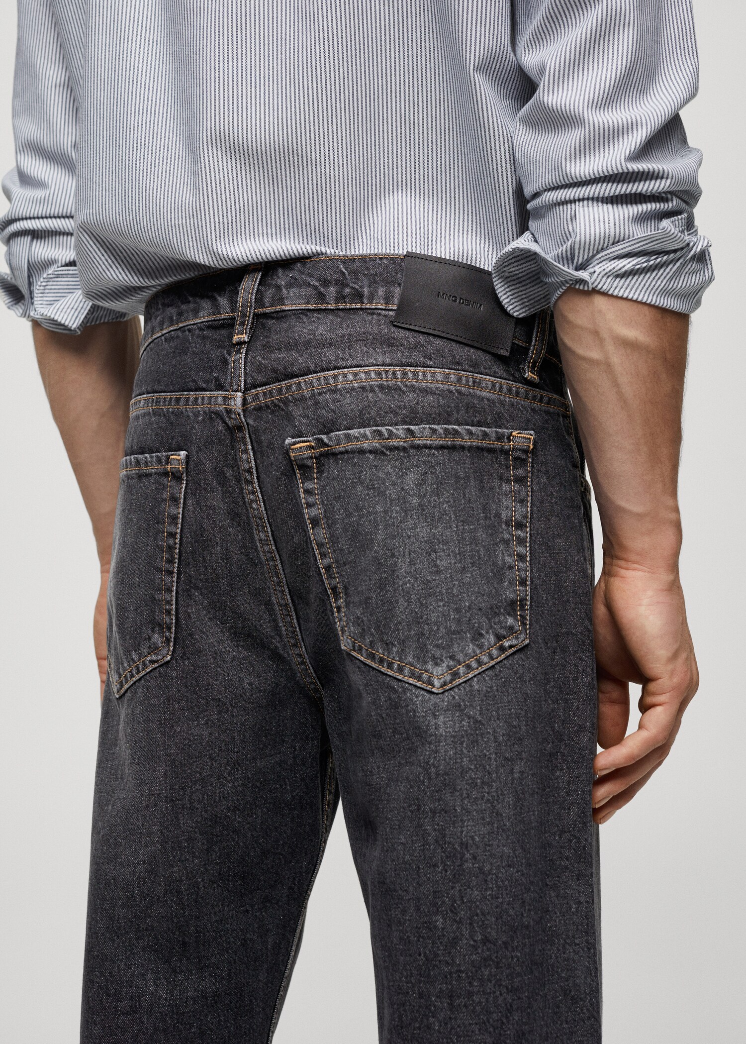 Relaxed Fit-Jeans mit dunkler Waschung - Detail des Artikels 4