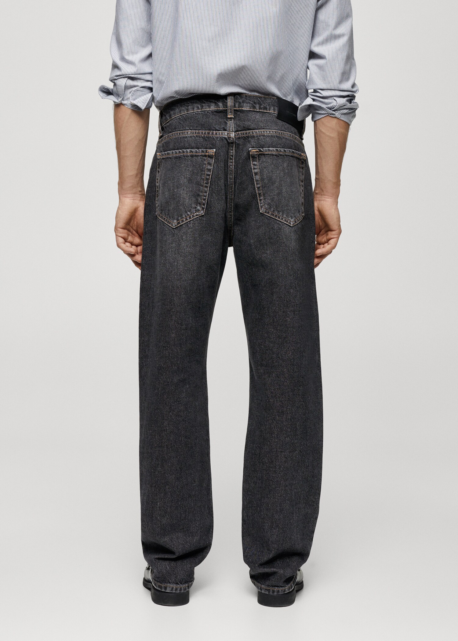 Relaxed Fit-Jeans mit dunkler Waschung - Rückseite des Artikels