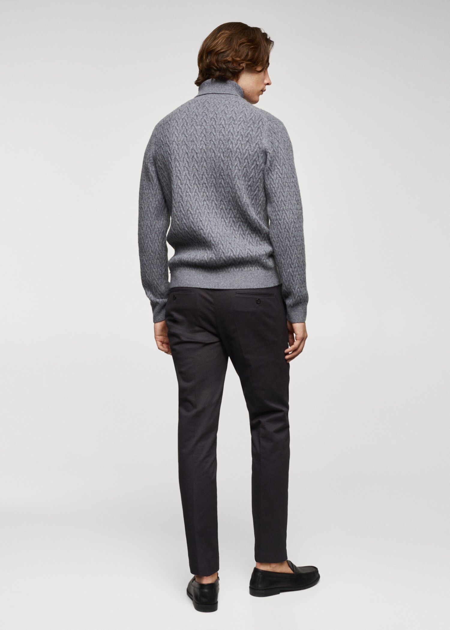Rollkragenpullover mit Zopfmuster - Rückseite des Artikels