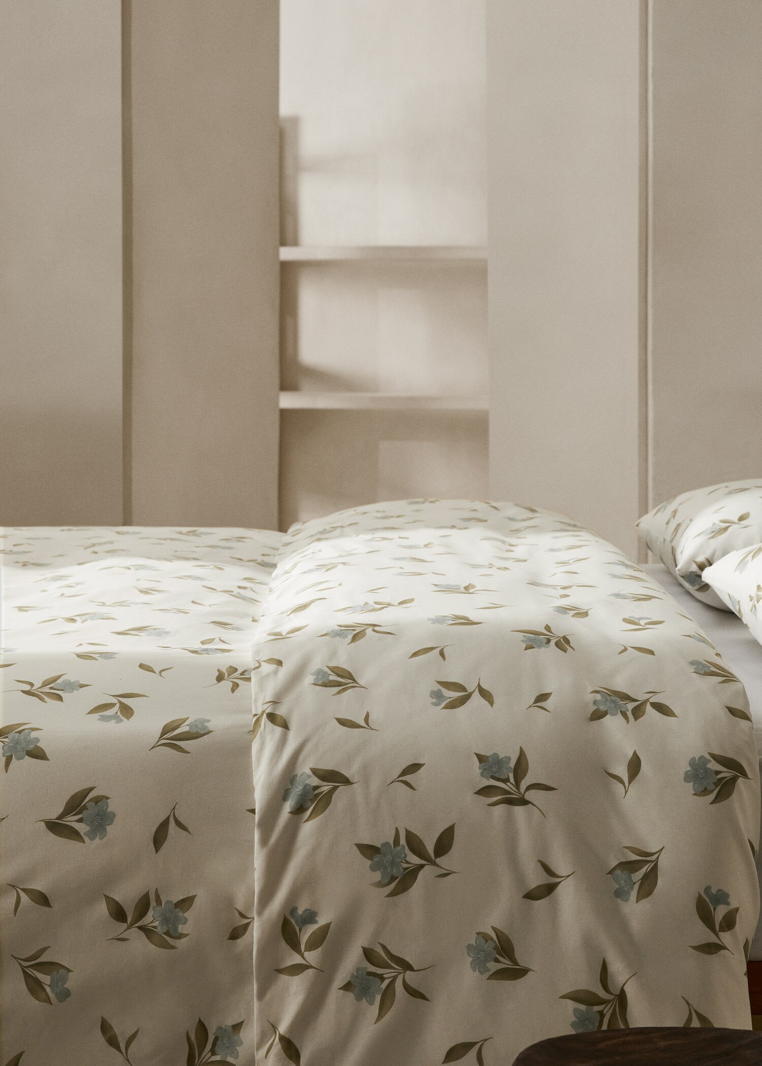 Floral embroidered duvet cover for King bed - Details of the article 7