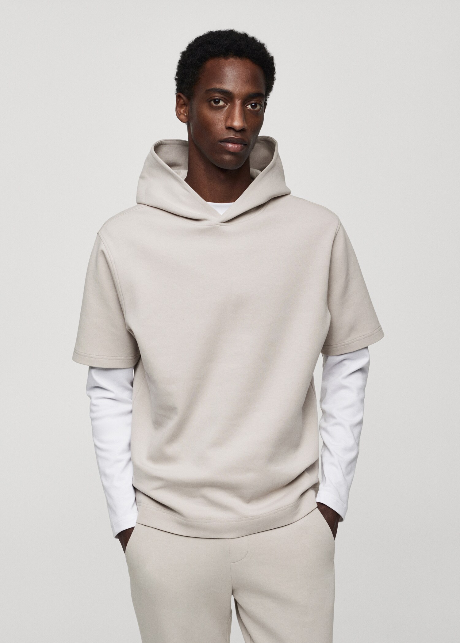 Kurzarm-Sweatshirt mit Kapuze - Mittlere Ansicht