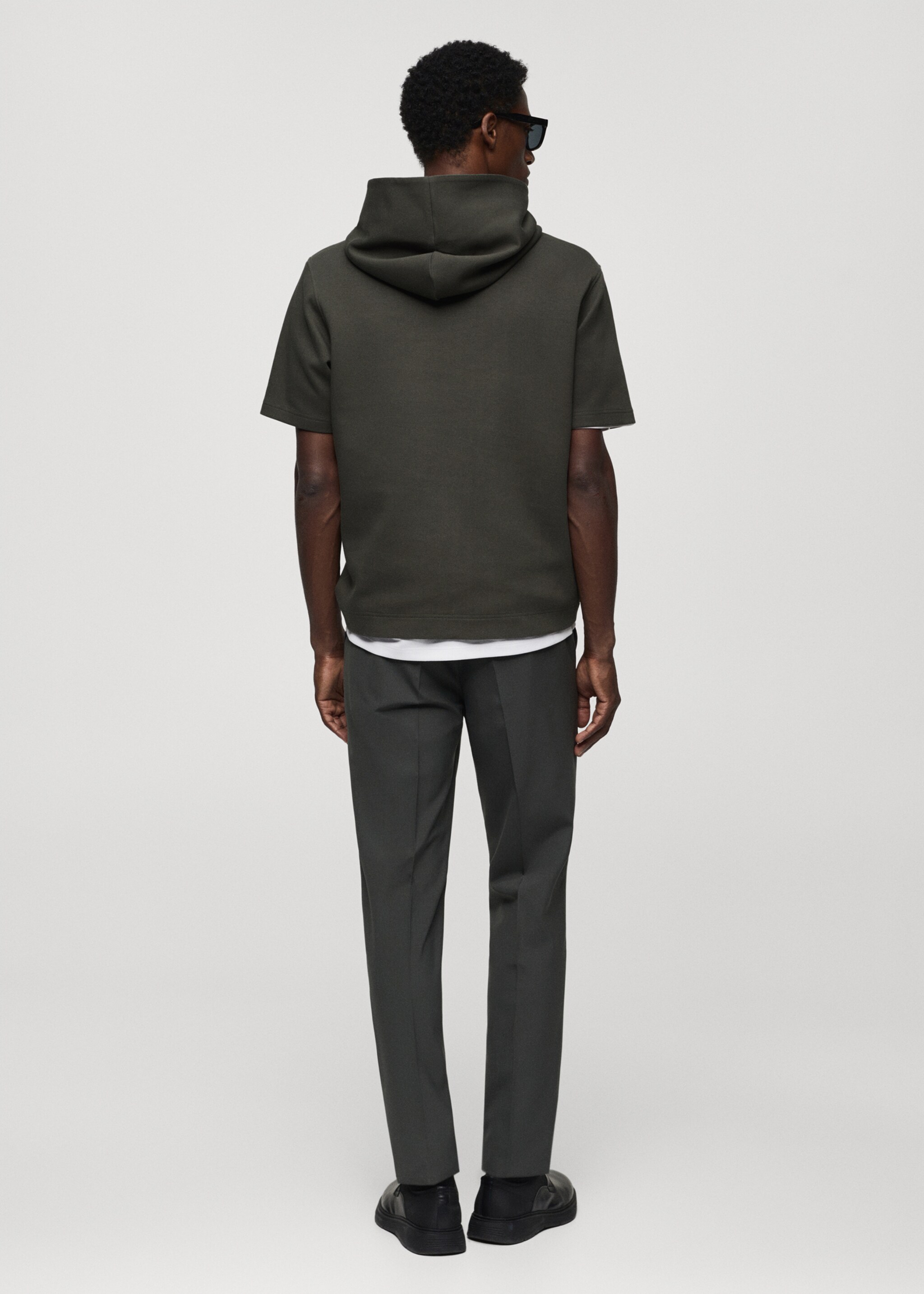 Short-sleeved hooded sweatshirt - Reverse of the article