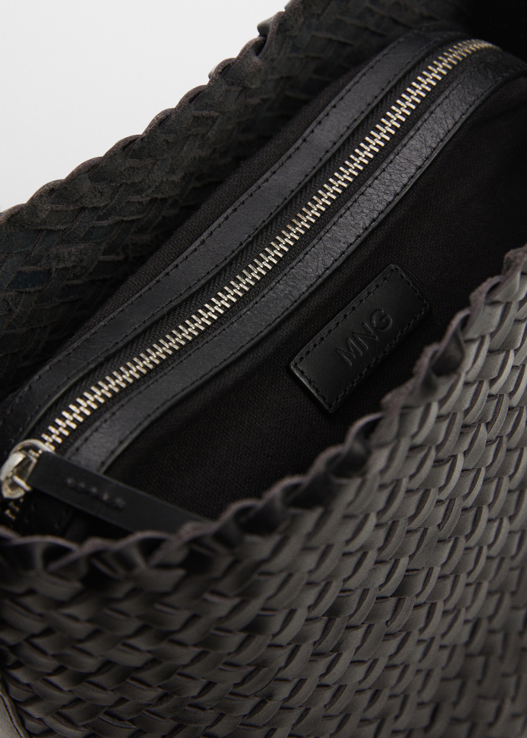Braided leather bag - Details of the article 2, Black. Ref: 67014475-00.