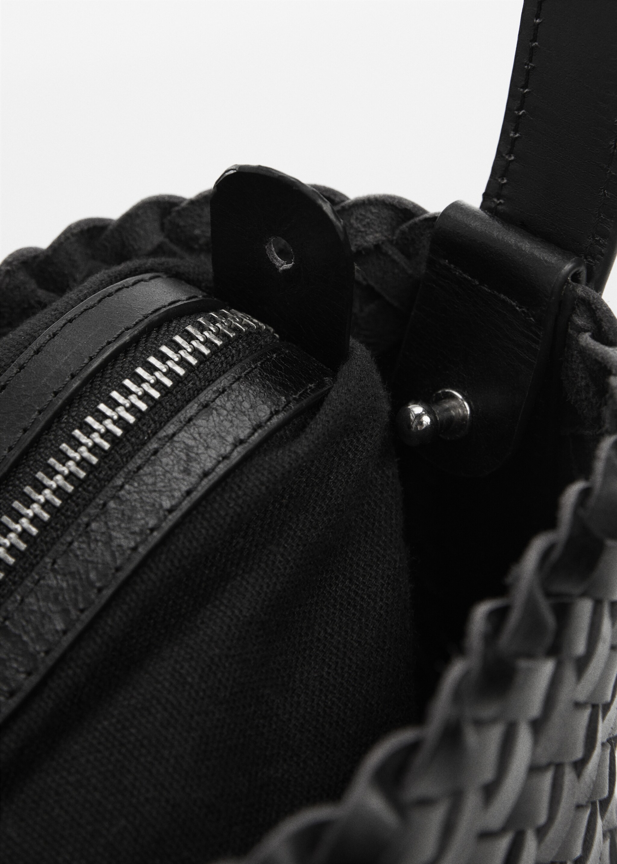 Braided leather bag - Details of the article 3, Black. Ref: 67014475-00.
