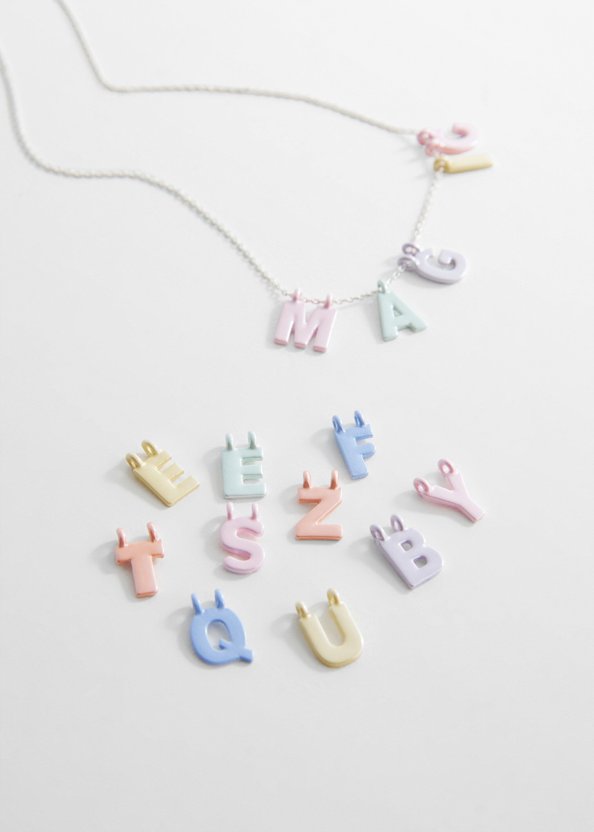 Collier perles lettres - Plan moyen