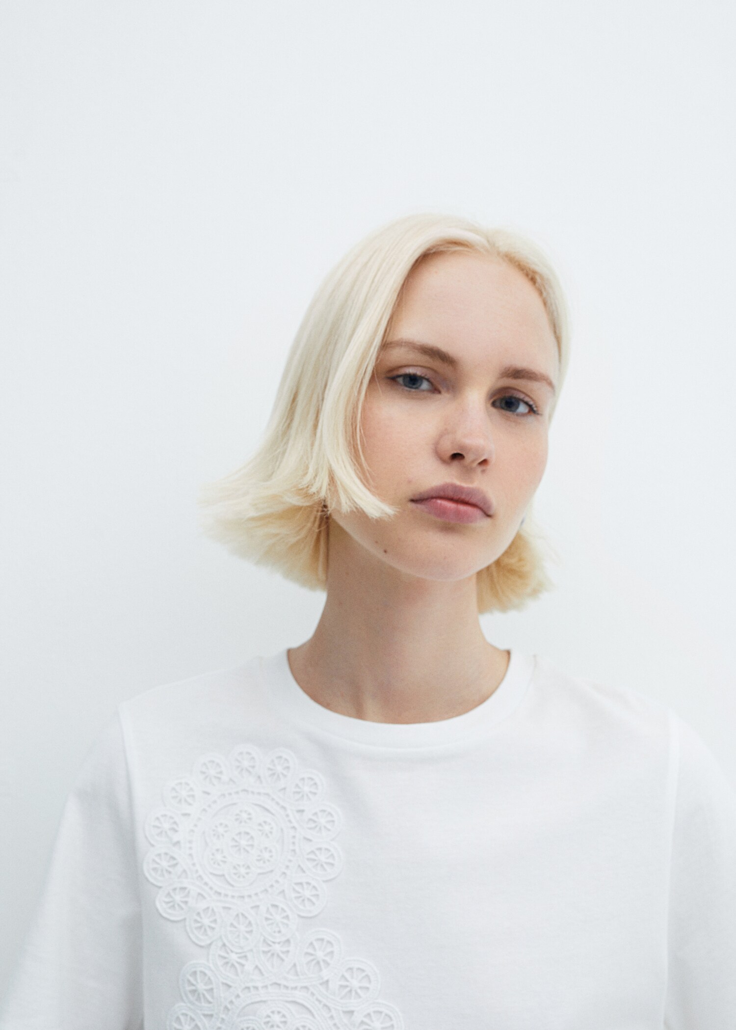 Embroidered cotton T-shirt - Details of the article 1