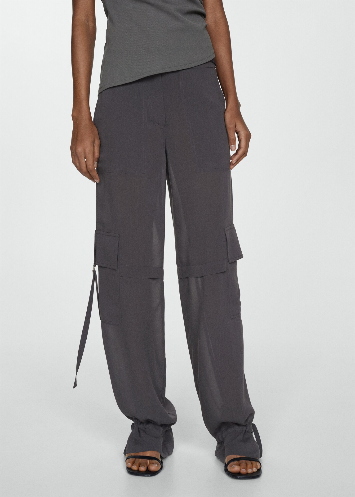 Cargo trousers with metallic details - Medium plane