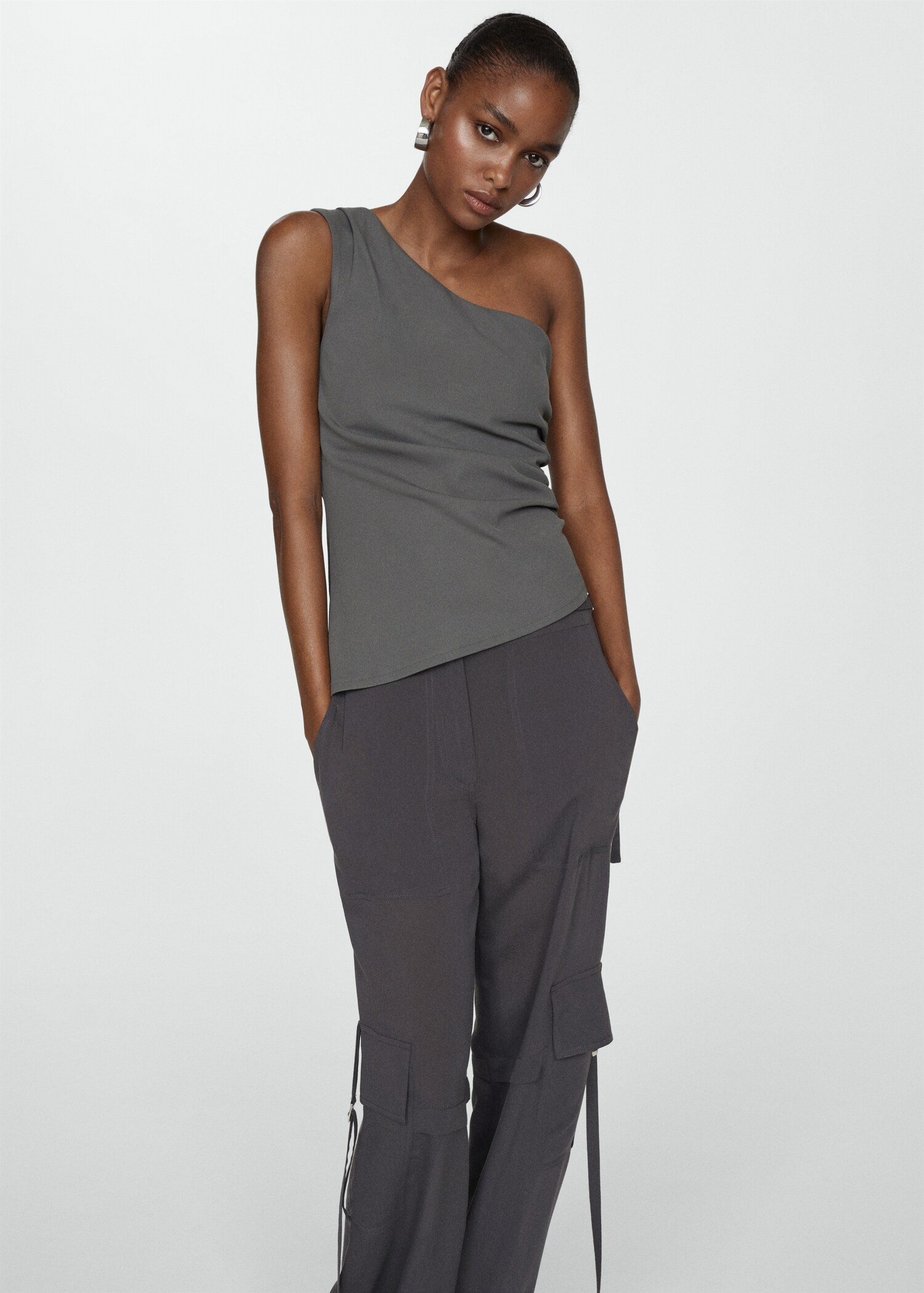 Cargo trousers with metallic details - Details of the article 1