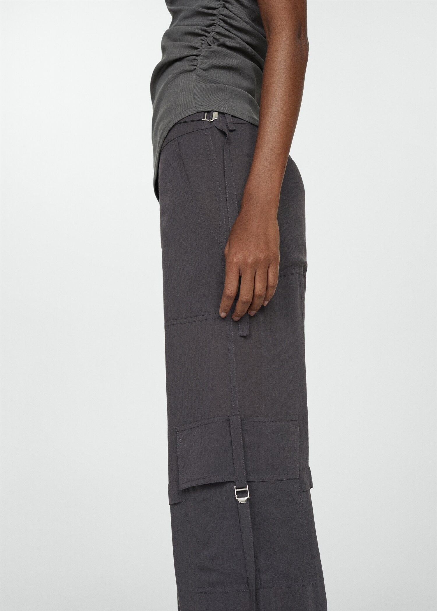 Cargo trousers with metallic details - Details of the article 6