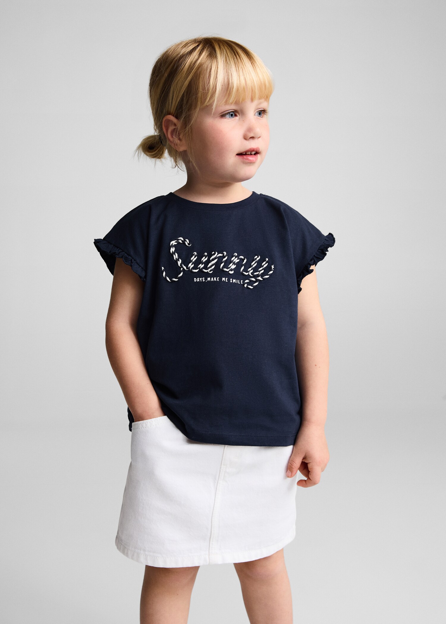 T-Shirt mit gestickter Aufschrift - Mittlere Ansicht