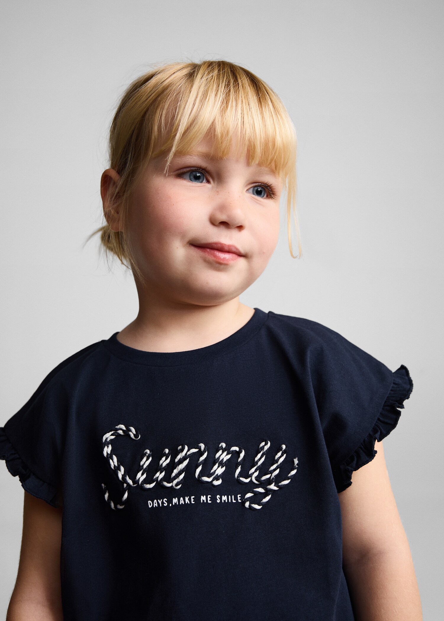 T-Shirt mit gestickter Aufschrift - Detail des Artikels 1