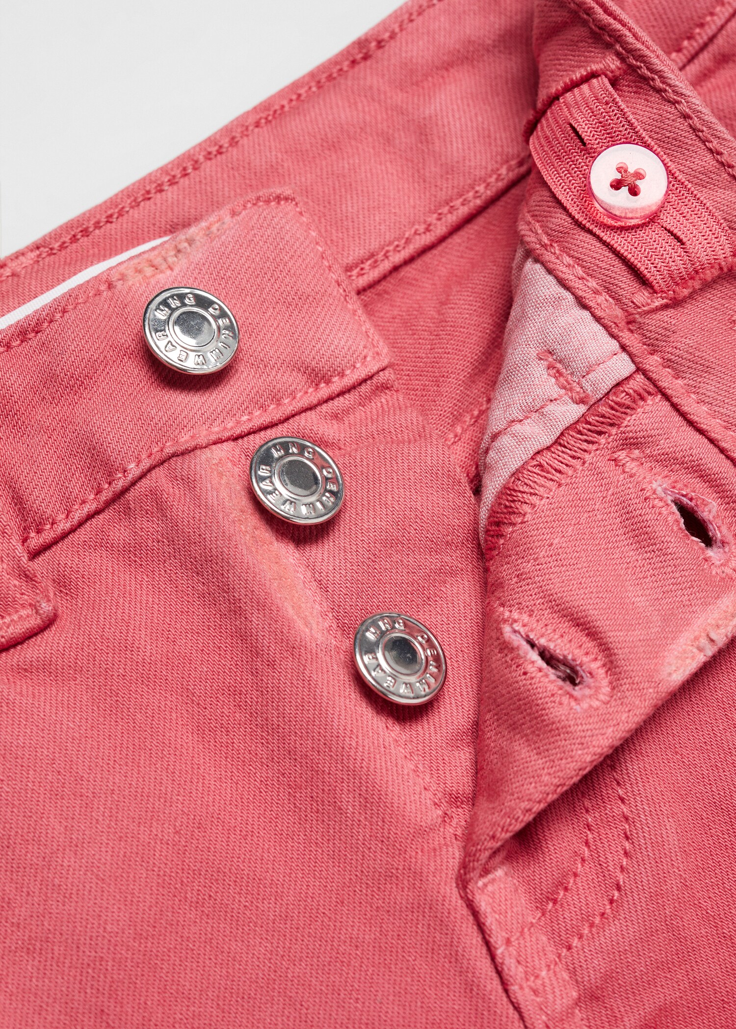 Denim shorts with buttons - Details of the article 8