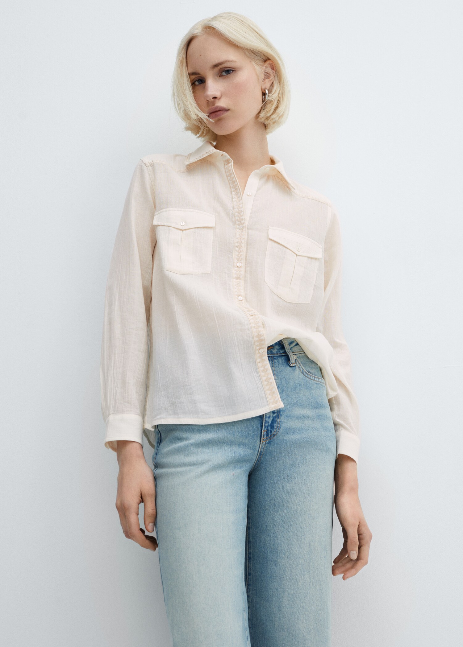 Chemise poche détail brodé - Plan moyen