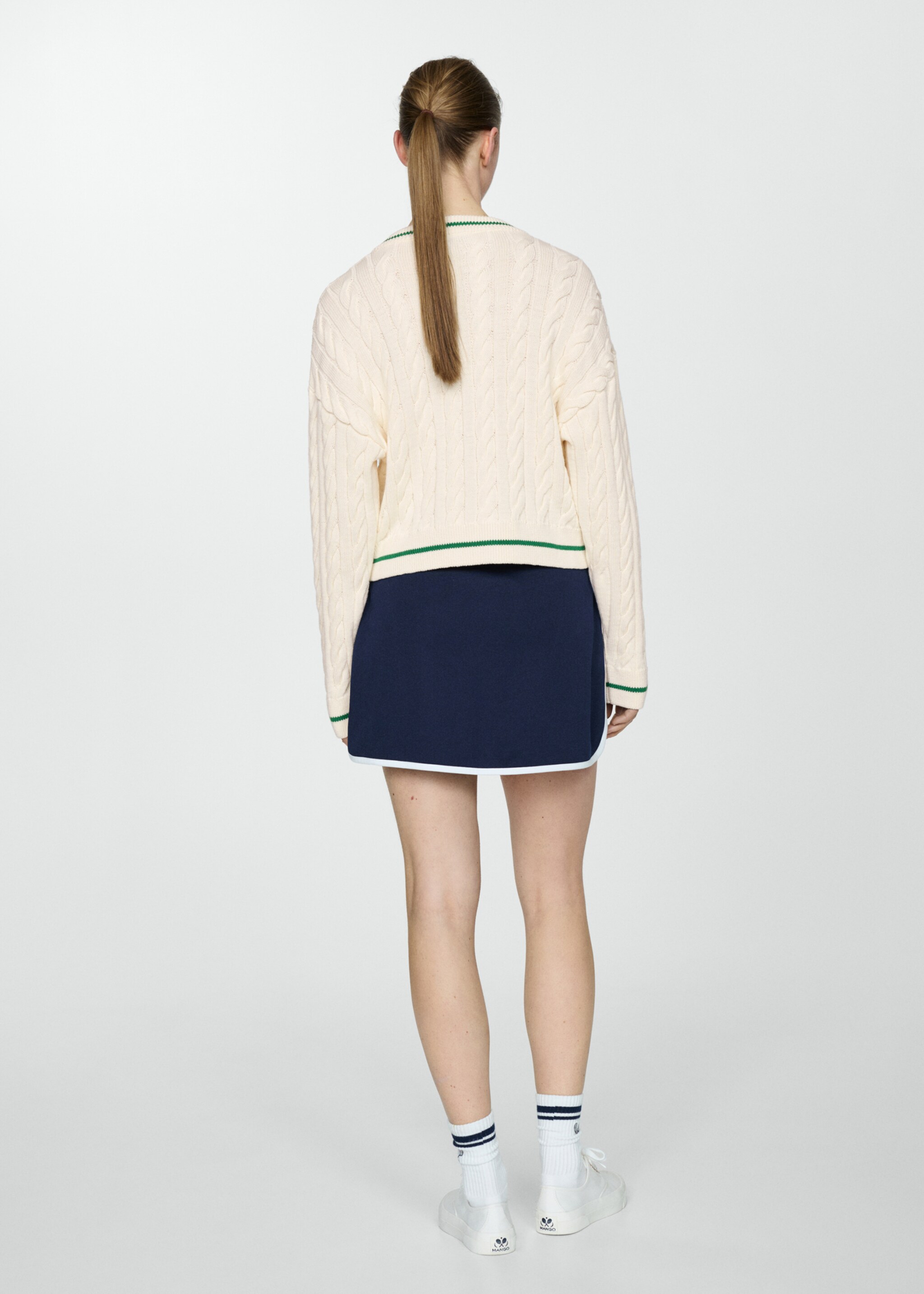 Cardigan mit Zopfmuster und Kontrastdetail - Rückseite des Artikels