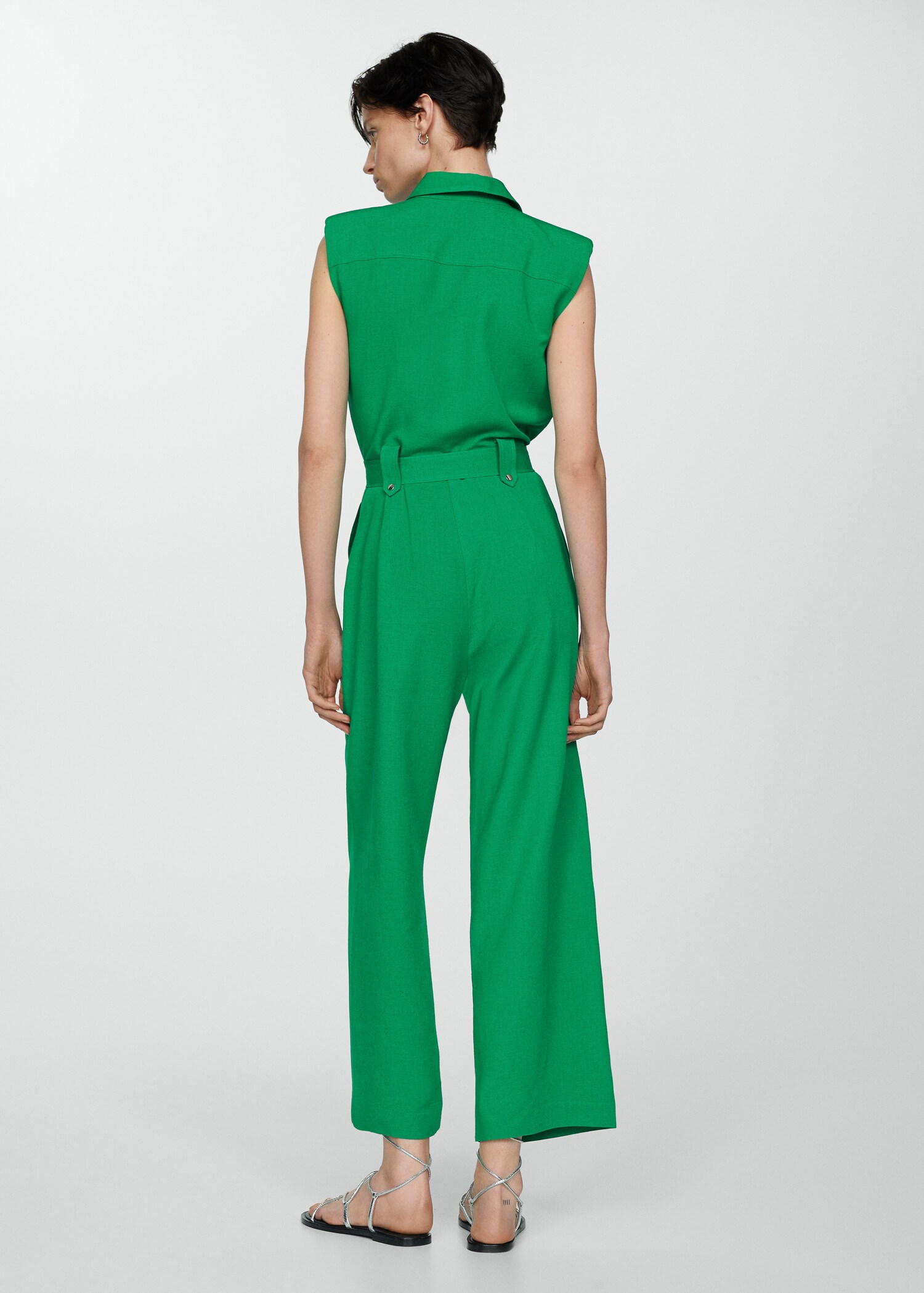 Bundfalten-Jumpsuit mit Gürtel - Rückseite des Artikels