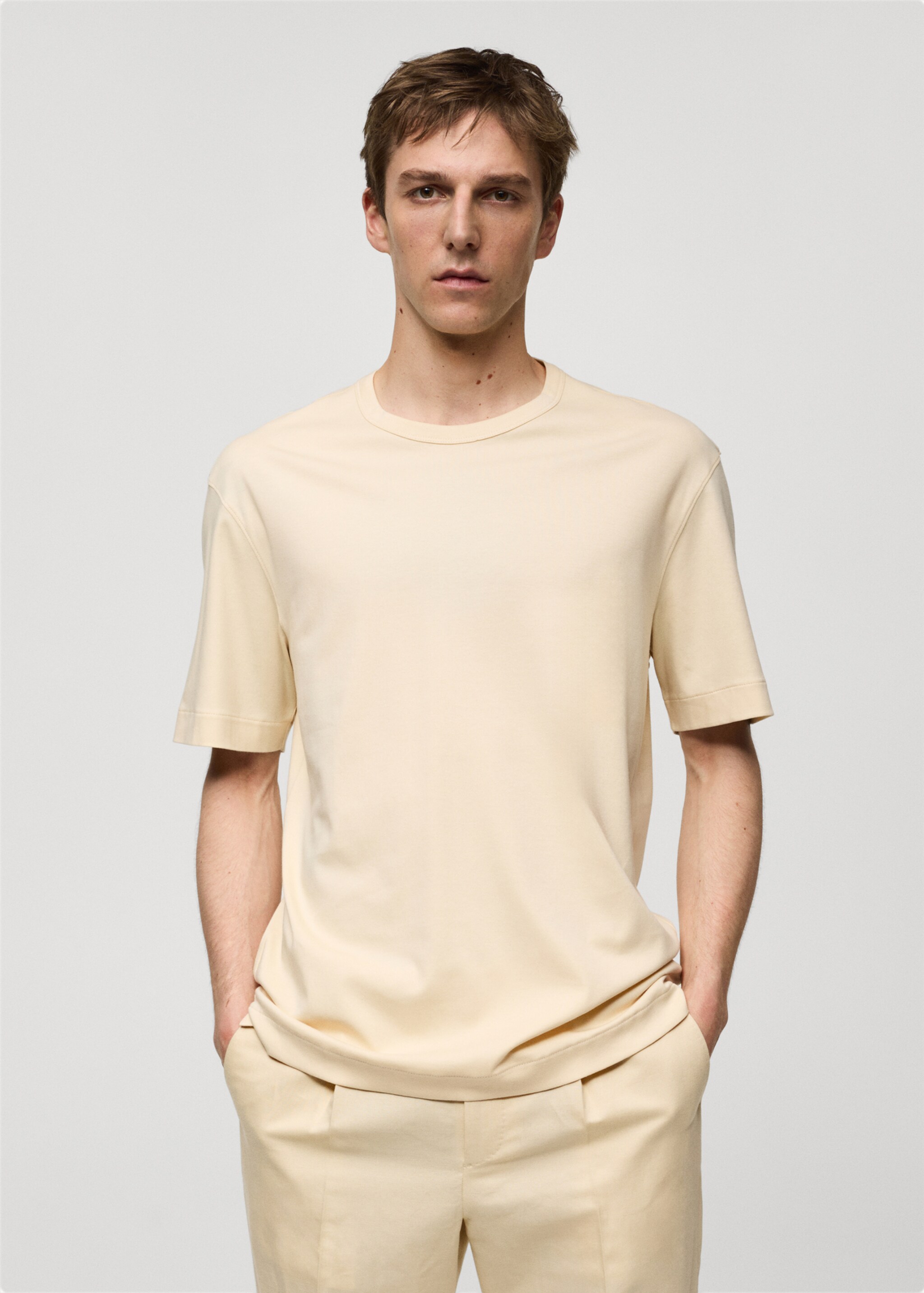 Koszulka slim fit z 100% bawełny - Plan średni, Waniliowy. Ref: 67017937-00.