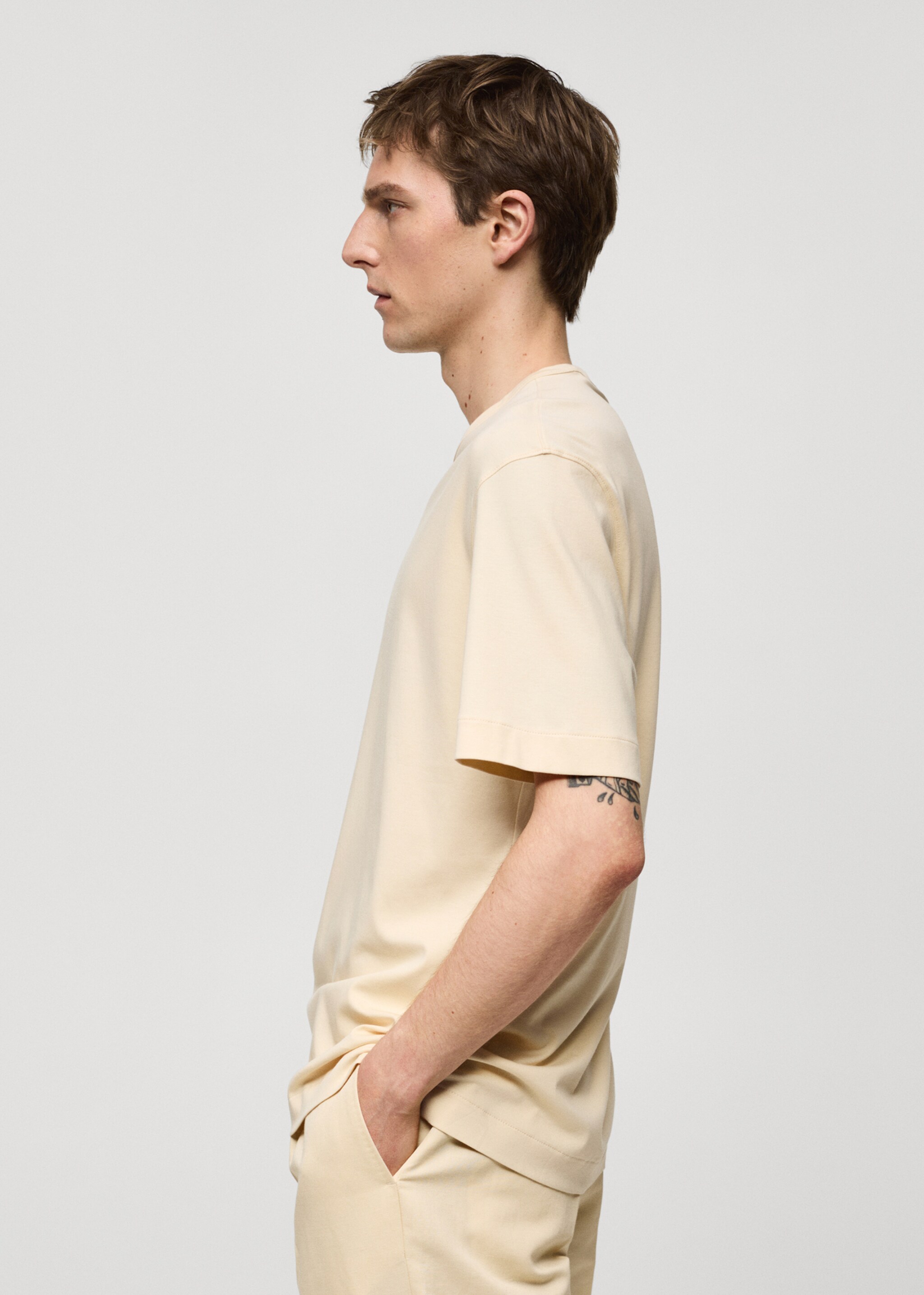 Koszulka slim fit z 100% bawełny - Szczegóły artykułu 6, Waniliowy. Ref: 67017937-00.