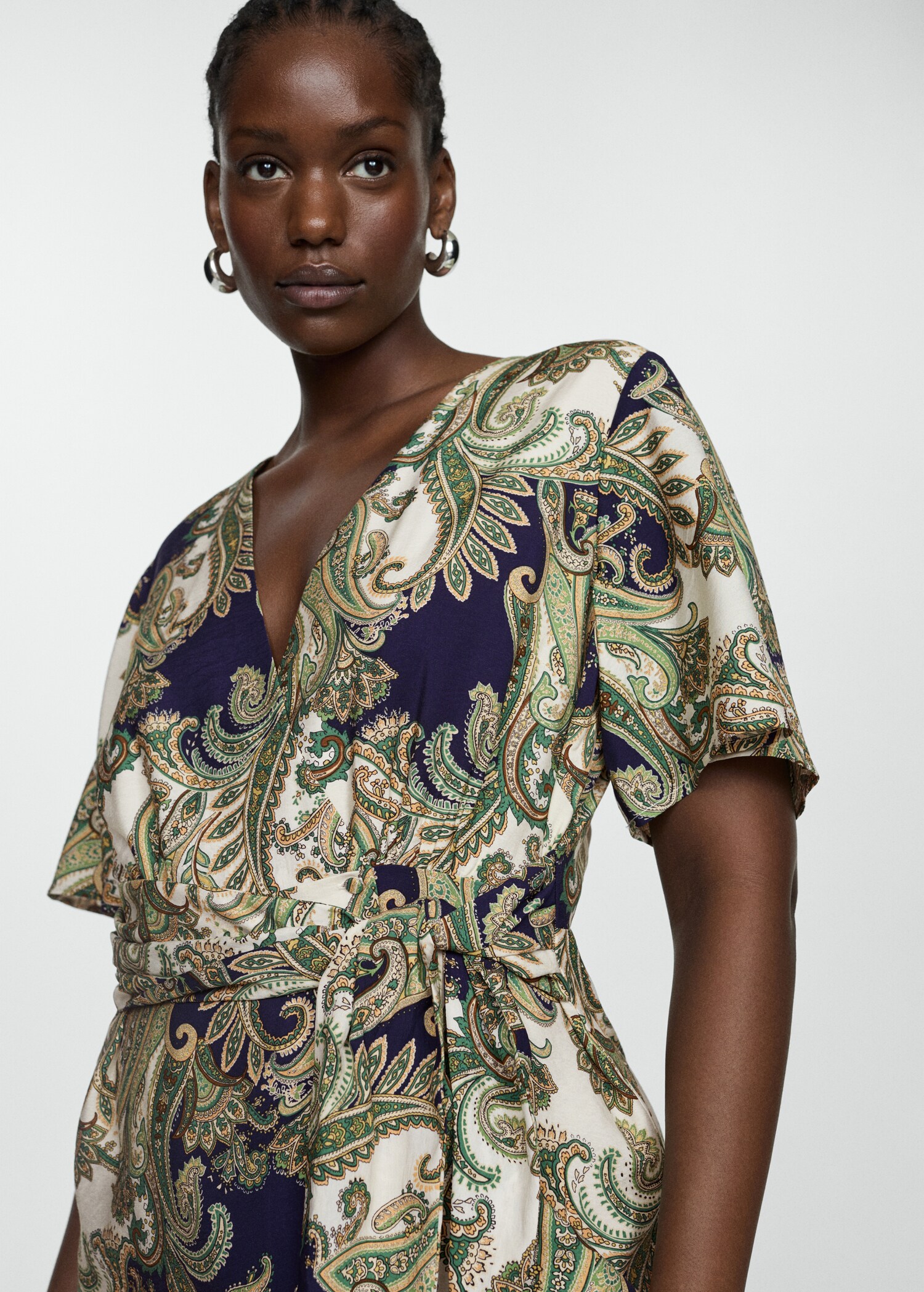 Bedrucktes Kleid mit Taillenband - Detail des Artikels 4