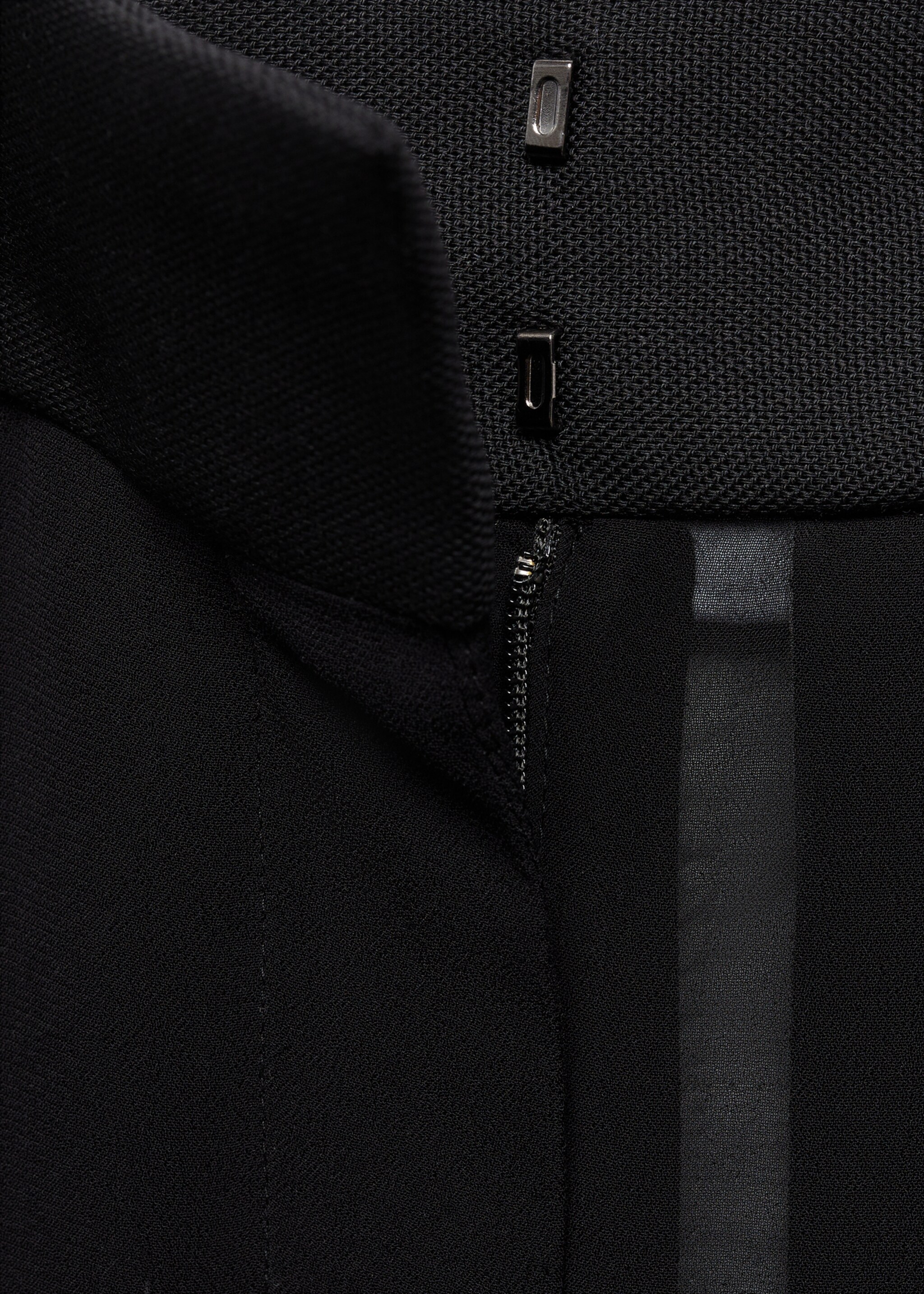 Halbtransparente gerade Hose - Detail des Artikels 8, Schwarz. Ref: 67018662-00.