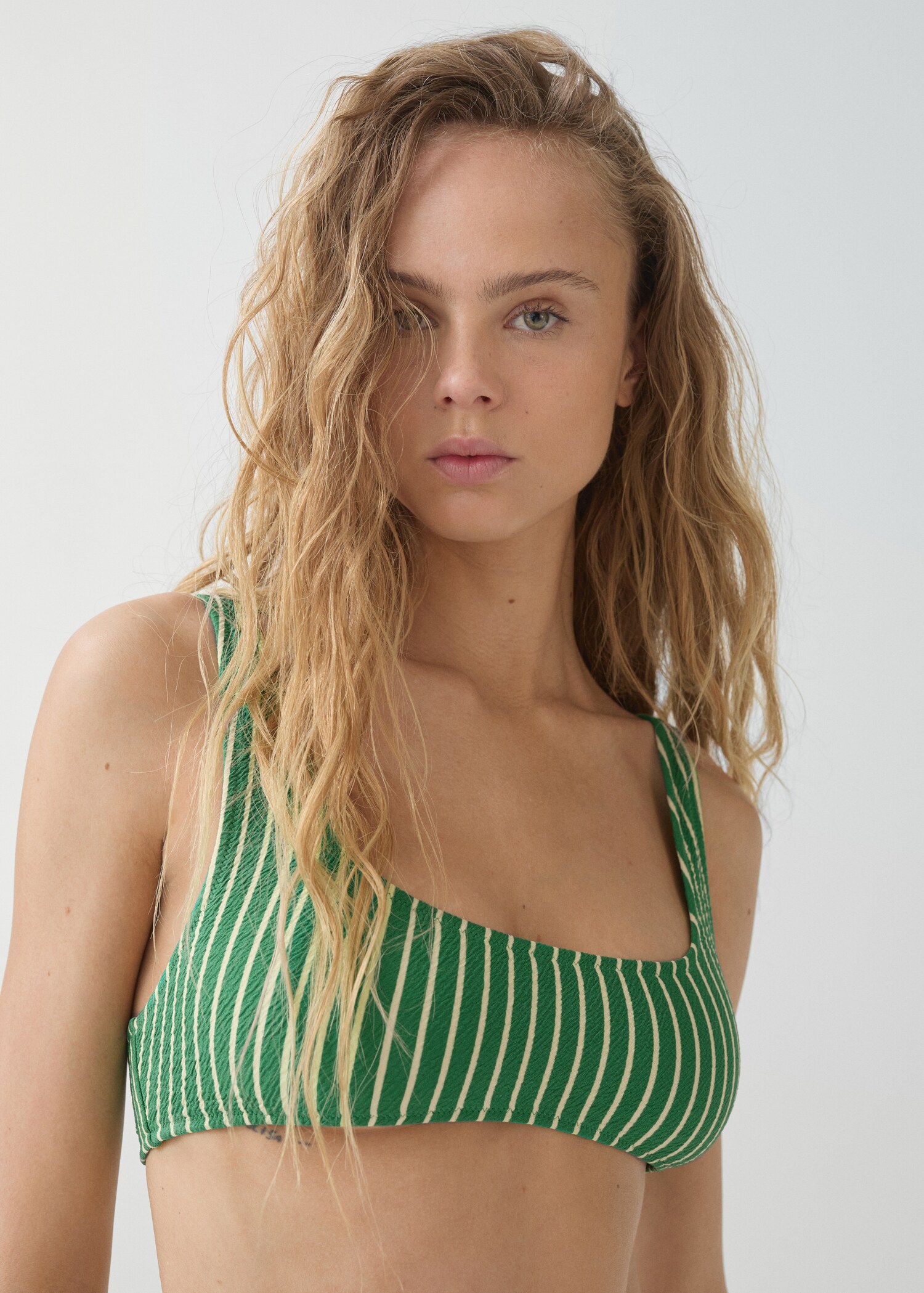 Top bikini cu textură în dungi - Plan mediu