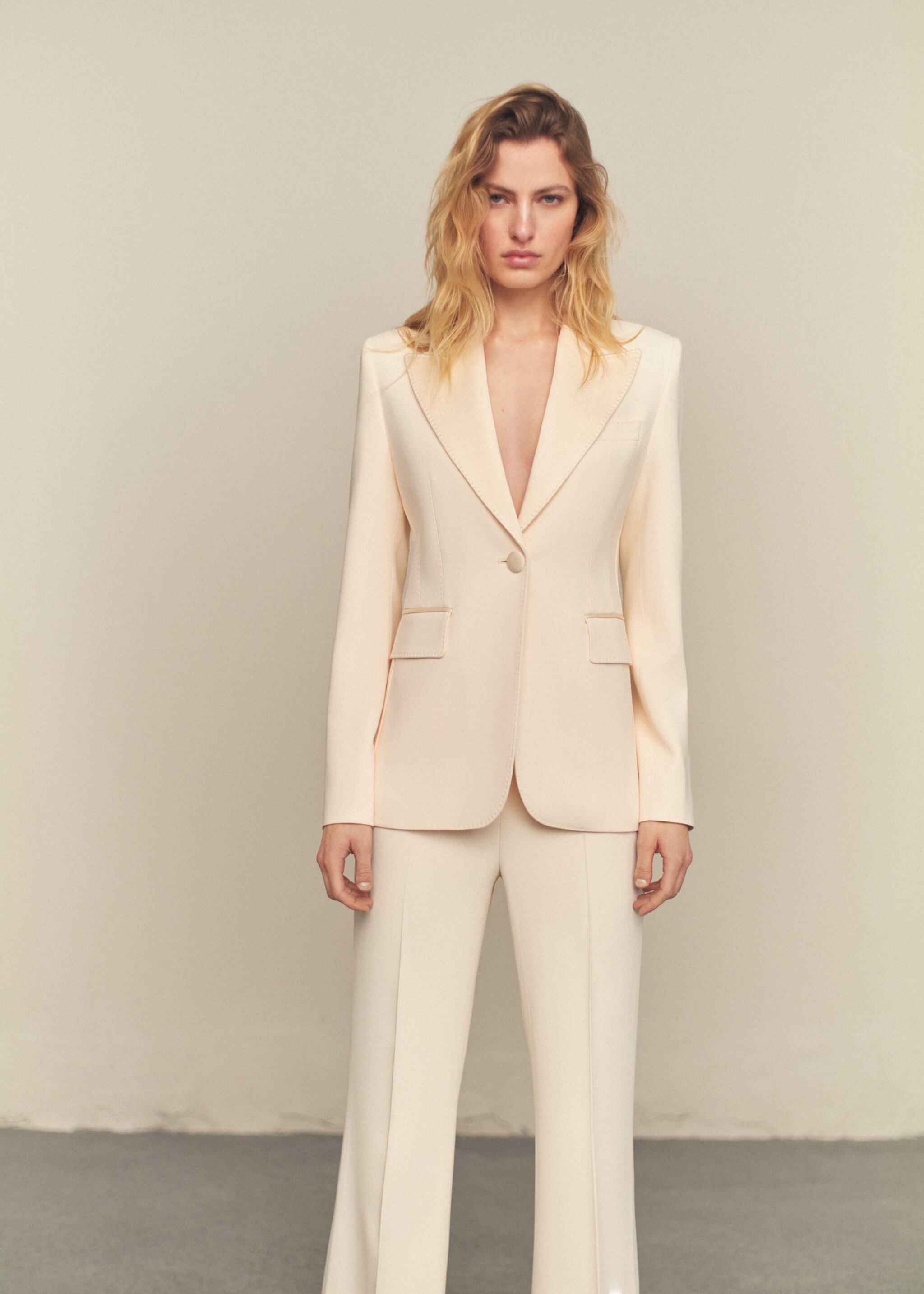 High-waist flared trousers - Medium plane, Ecru. Ref: 67019236-00.