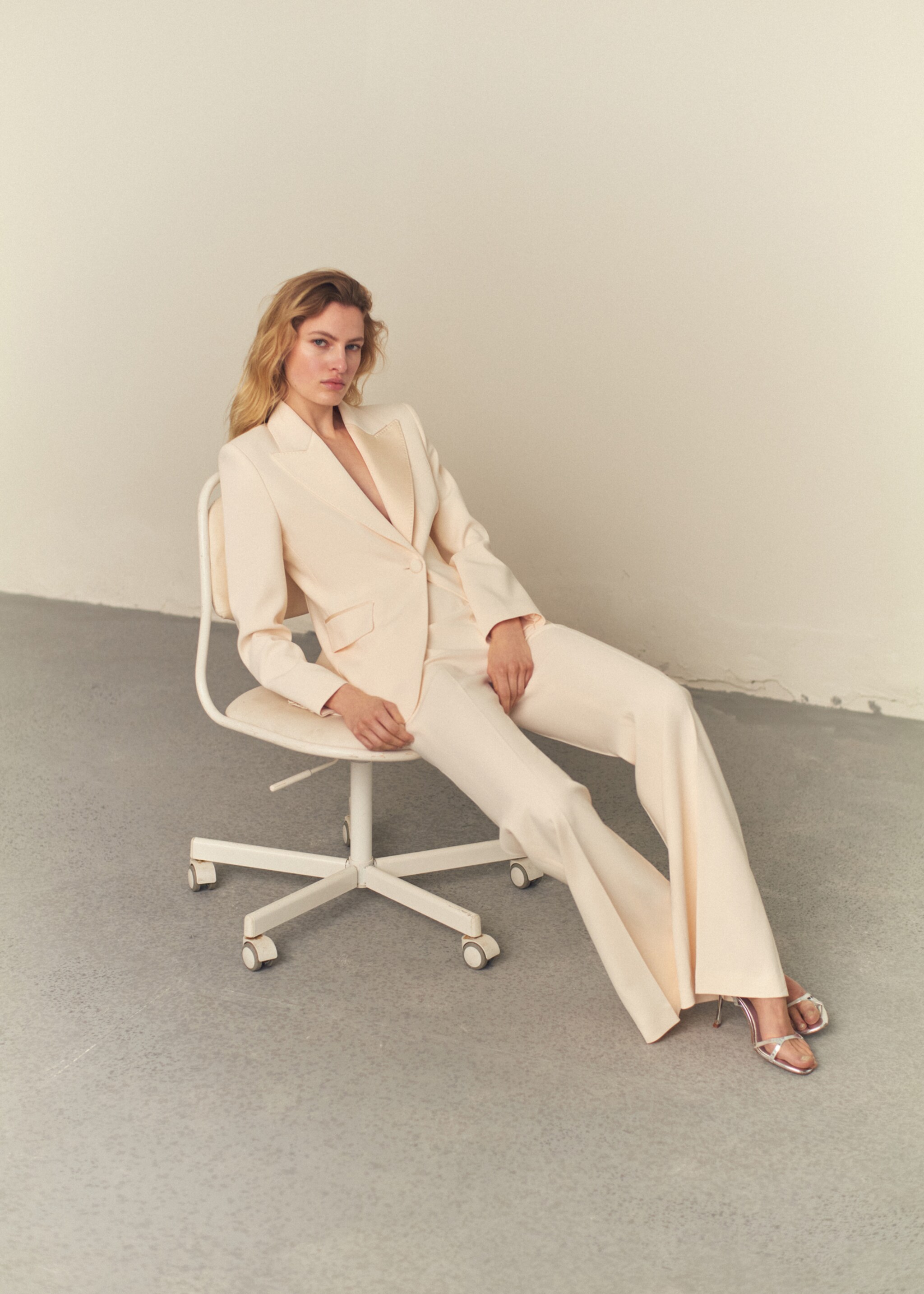 High-waist flared trousers - Details of the article 2, Ecru. Ref: 67019236-00.