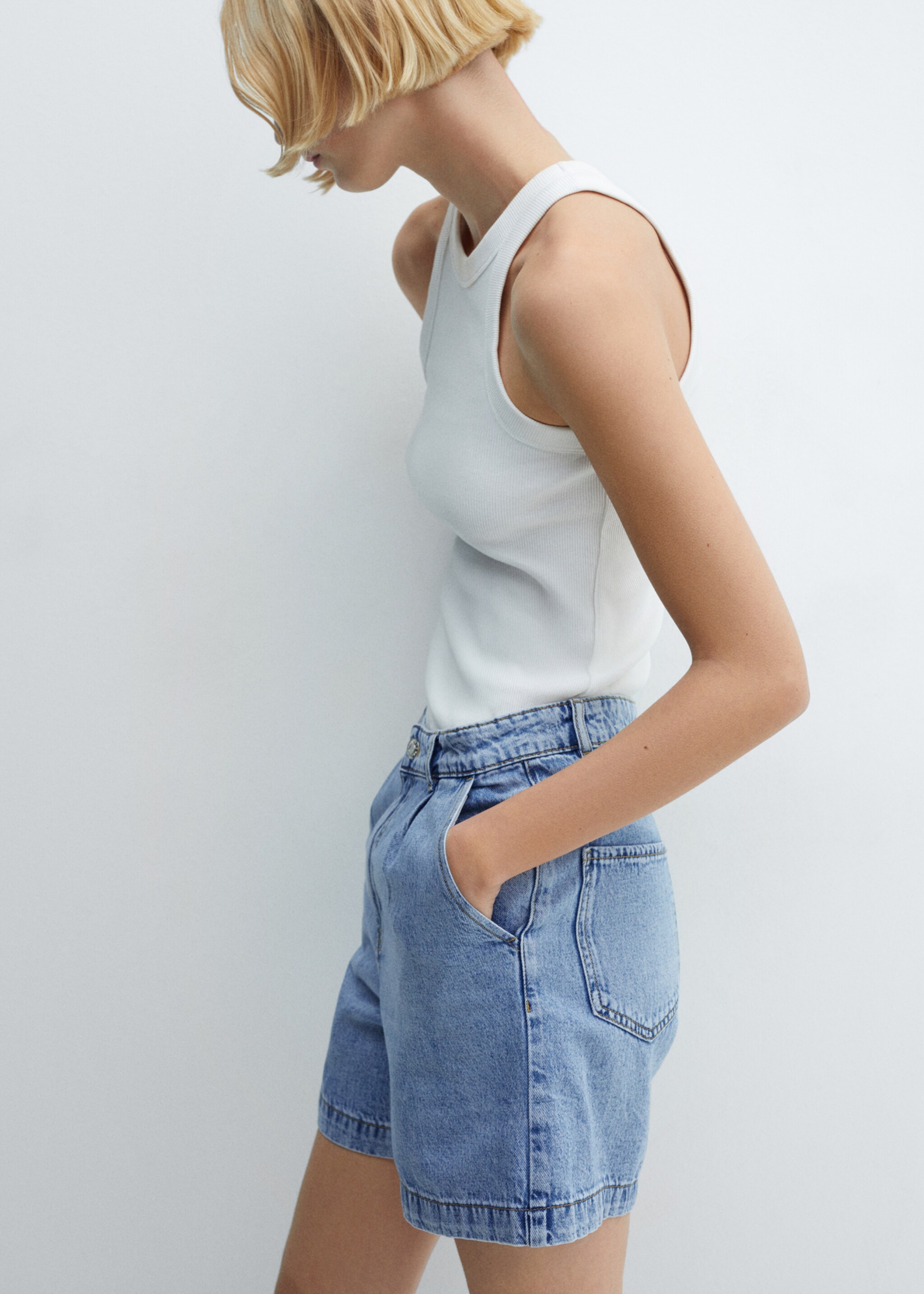 Slouchy denim shorts - Details of the article 2, Medium Blue. Ref: 67020258-00.