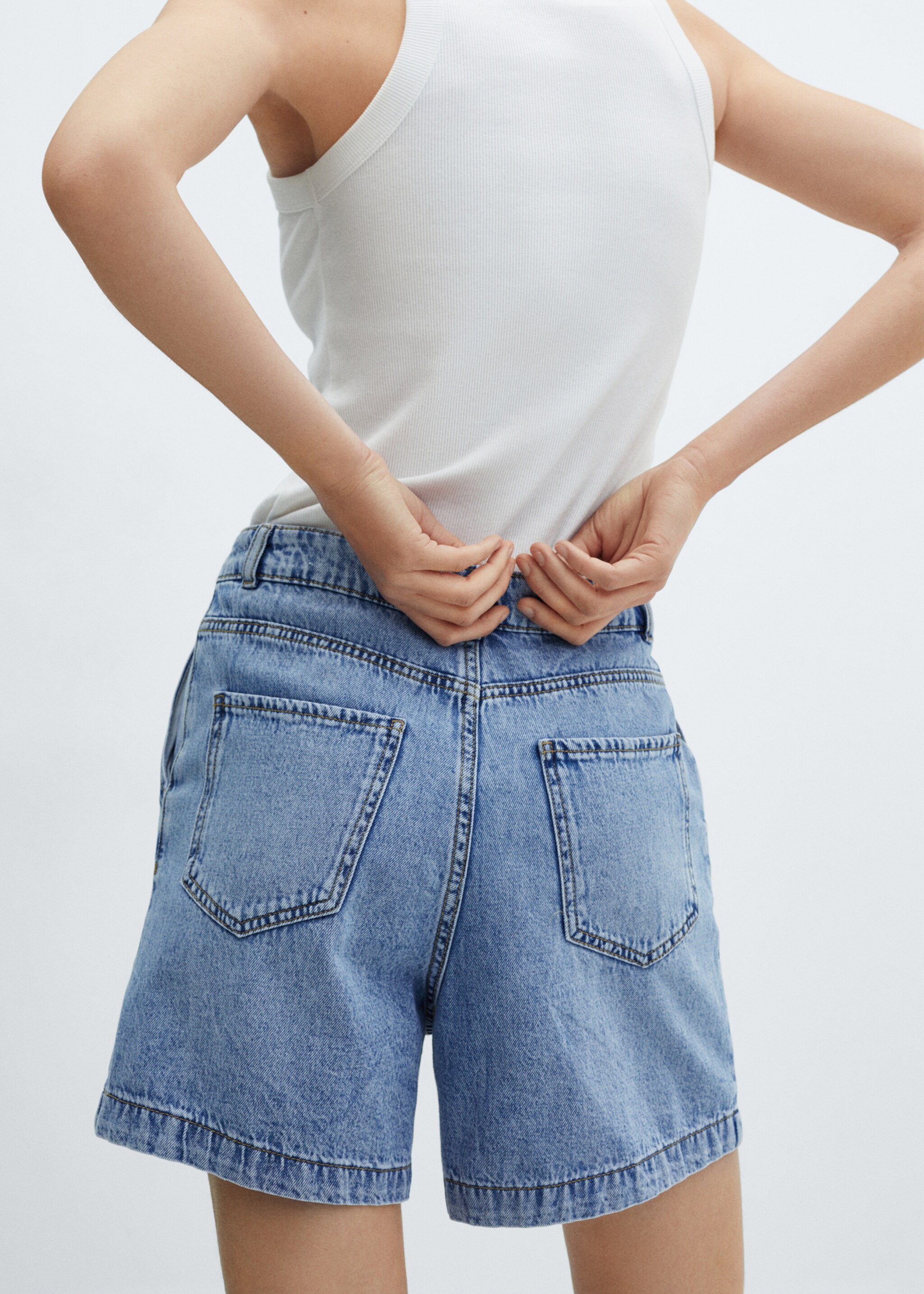 Slouchy denim shorts - Details of the article 6, Medium Blue. Ref: 67020258-00.