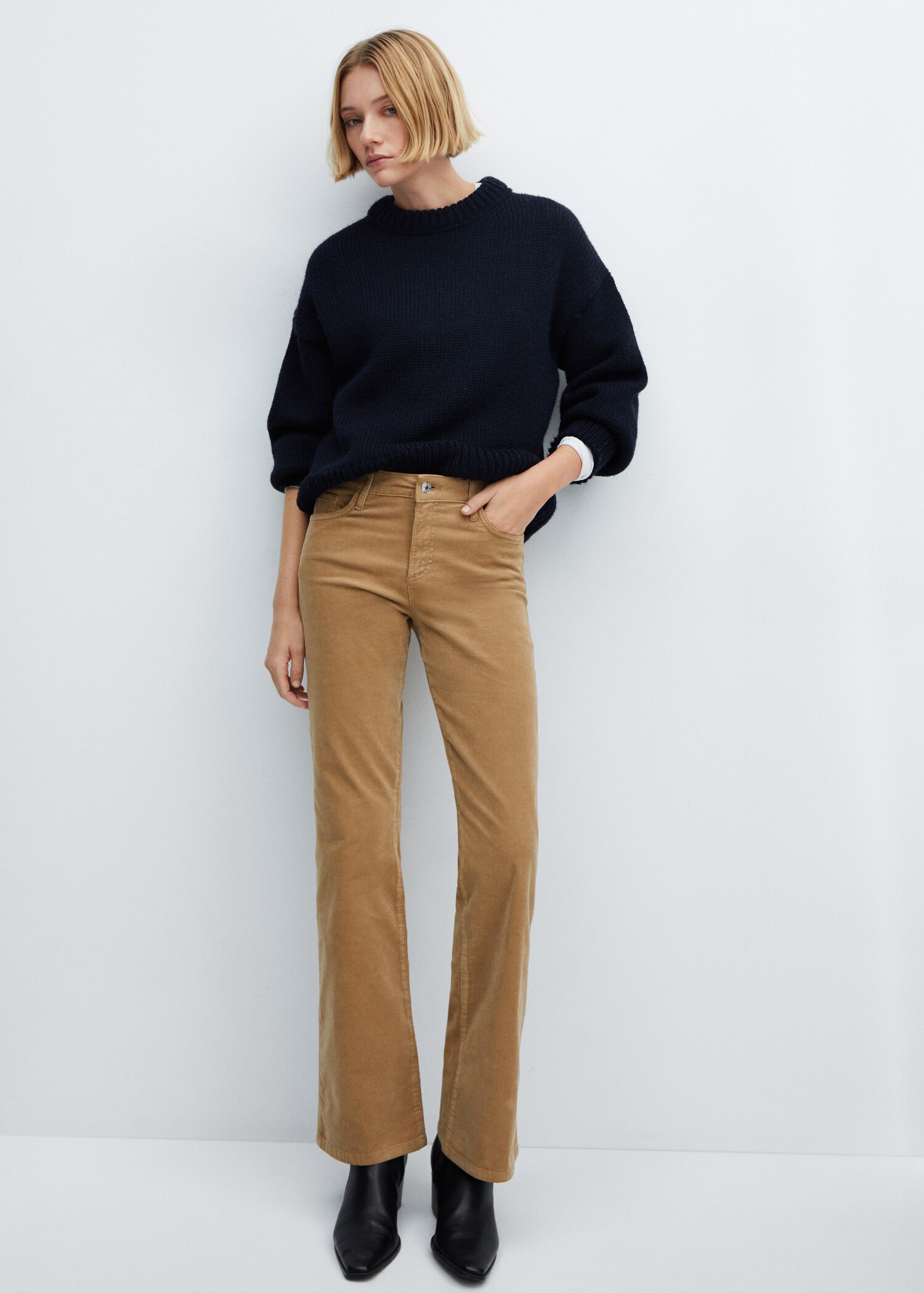 Mid-rise corduroy flared trousers - Details of the article 2