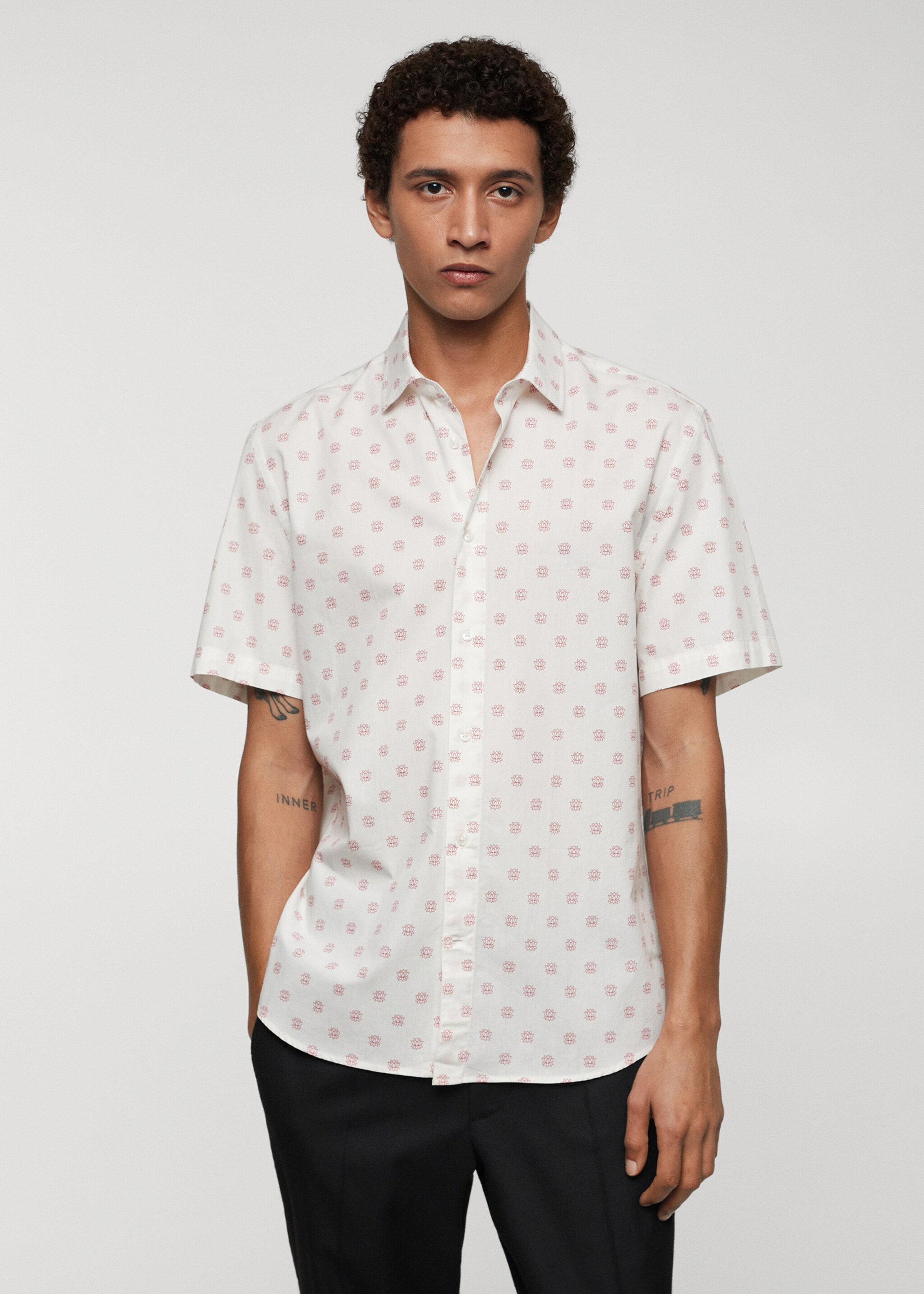 Camisa 100% algodón estampada - Plano medio