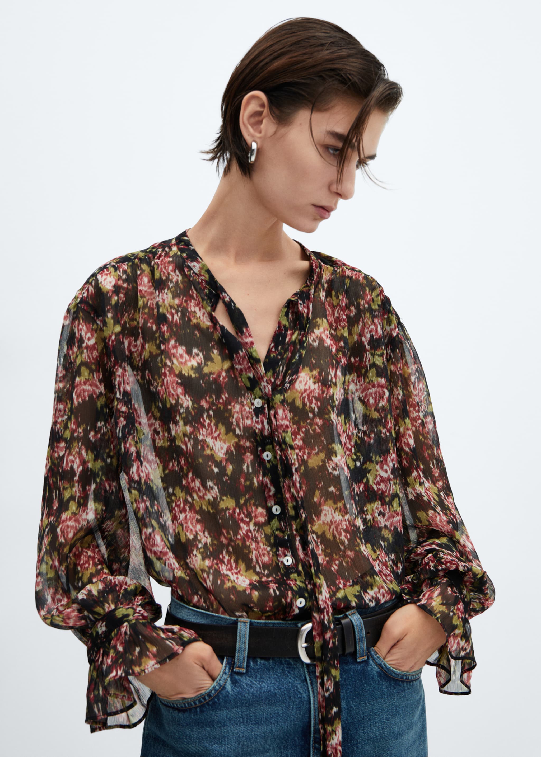 Blusa floral semitransparente - Plano medio, Negro. Ref: 67020463-00.