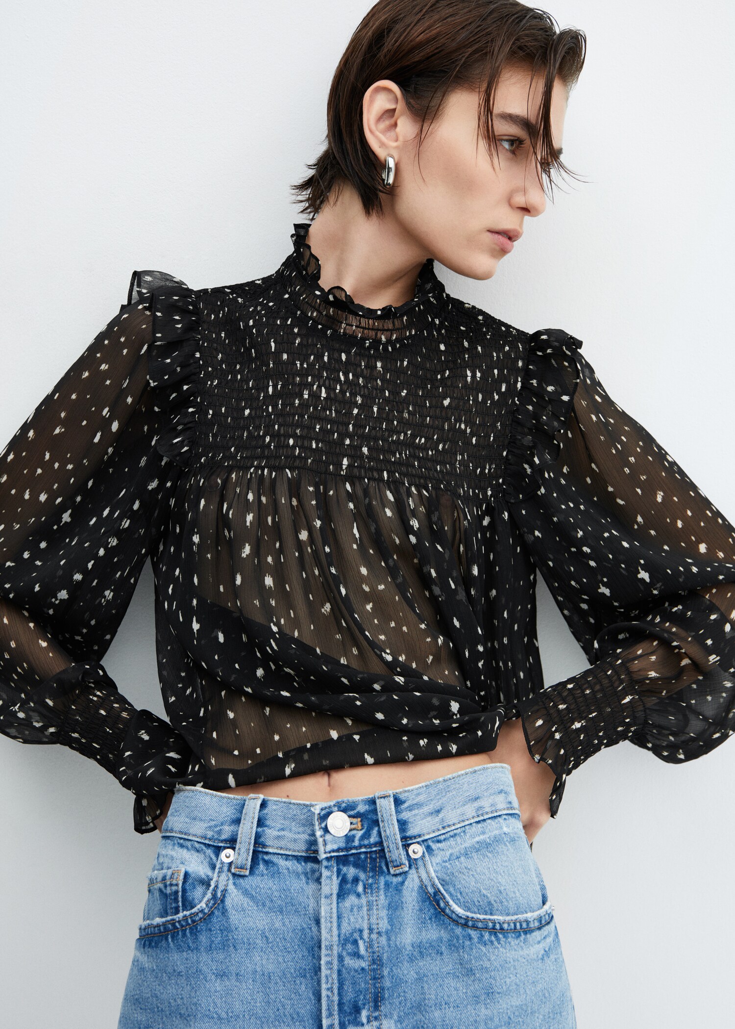 Gemusterte Bluse mit Volantdetails - Detail des Artikels 2