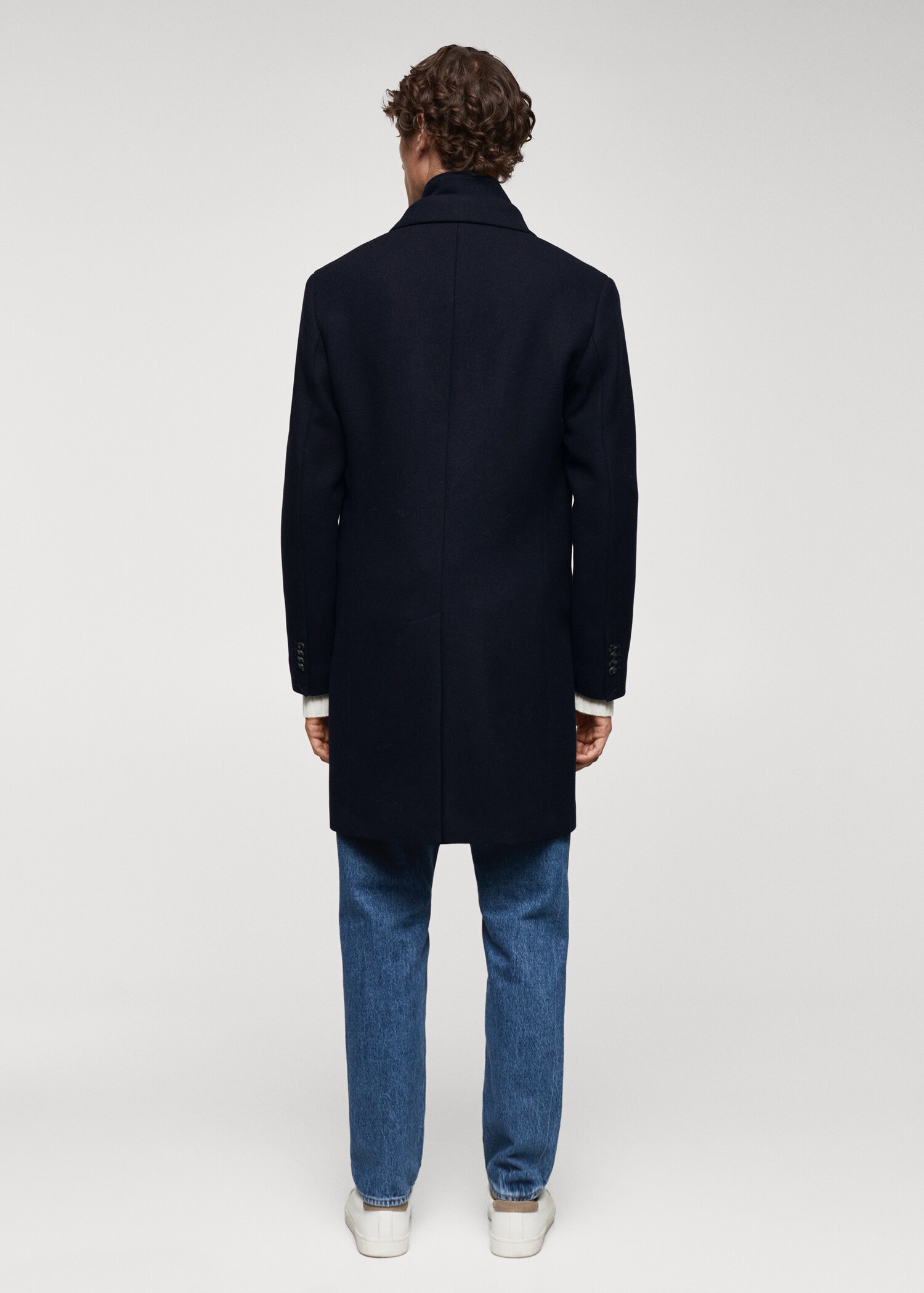 Wool coat with detachable collar - Reverse of the article