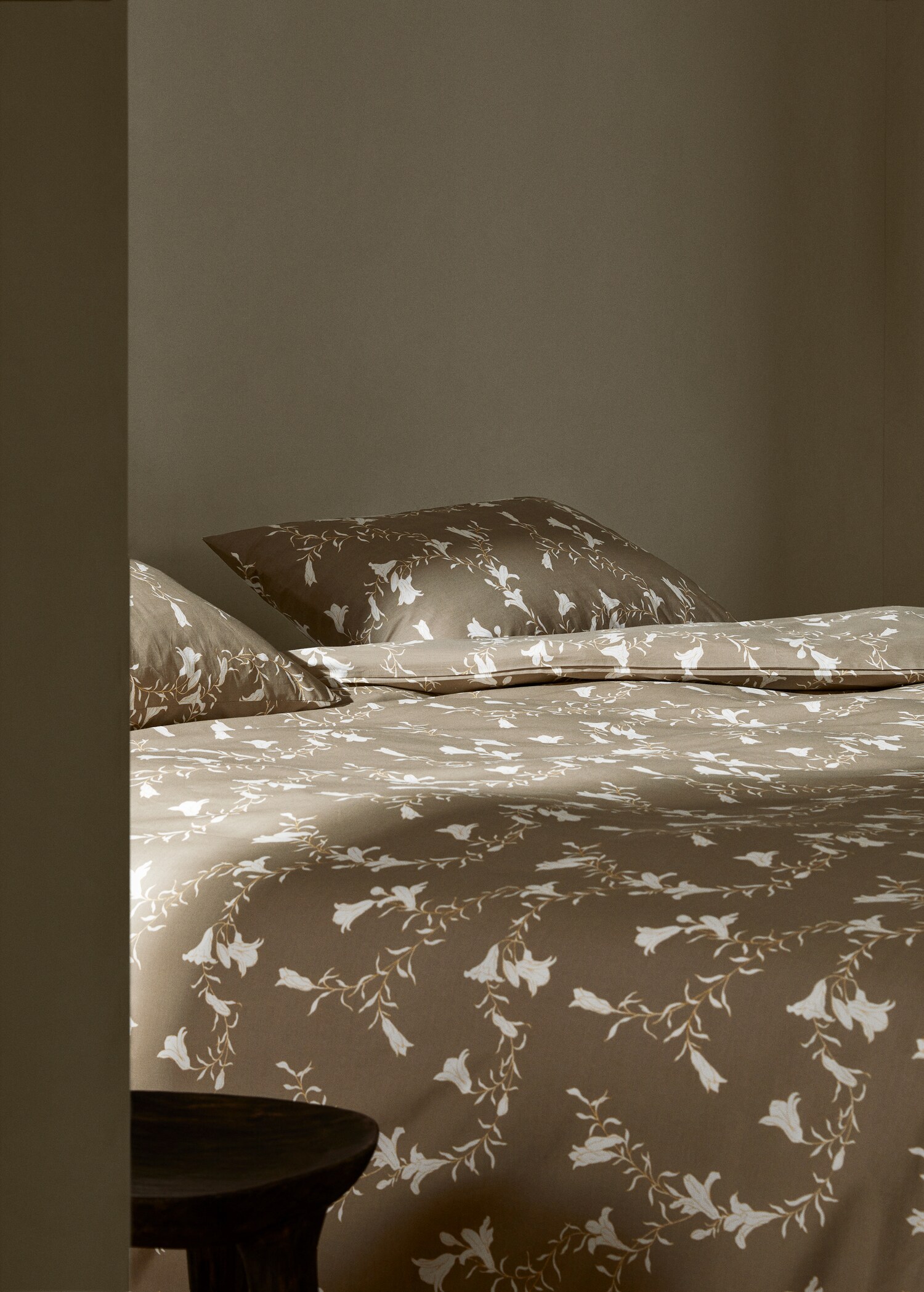 Duvet cover contrast flowers queen bed - Details of the article 7