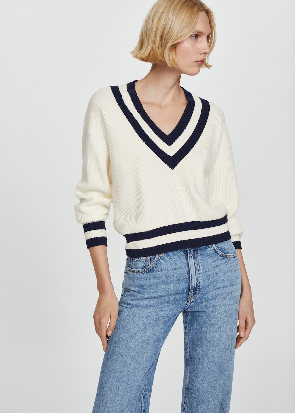 Tommy Hilfiger - T-shirt color crema con bordi a contrasto e scritta del logo Tommy Hilfiger - T-shirt color crema con bordi a contrasto e scritta del logo
