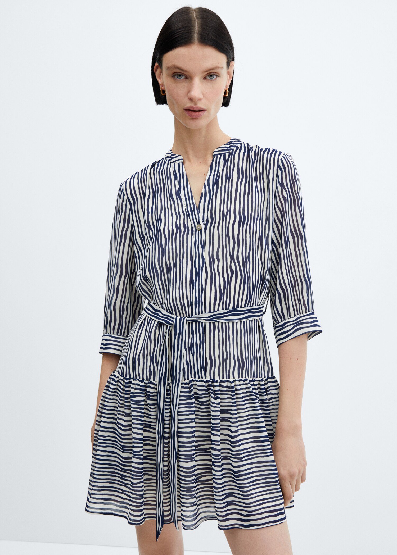 Robe imprimée à nœud - Plan moyen