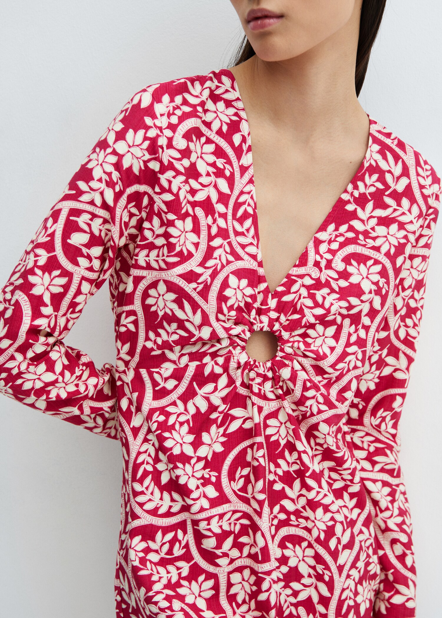 Geblümtes Kleid mit Ring-Detail - Detail des Artikels 2